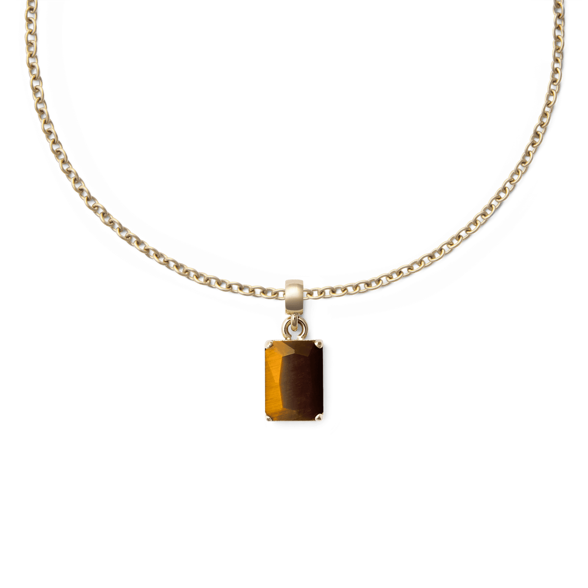 ゴールドのチェーンネックレスに取り付けたTiger Eye Octagon Goldチャーム。八角形のファセットカットが光を反射し、琥珀色とダークブラウンの縞模様が美しく際立つスタイリングです。