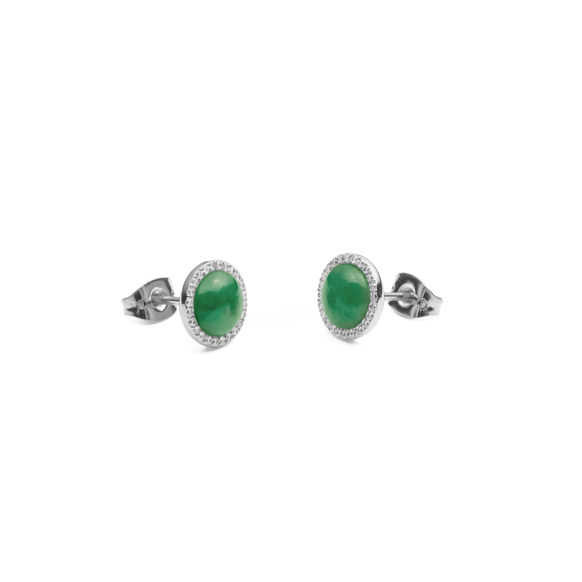 Audrey Earrings Jade Silveのペア全体像。バタフライキャッチが見える角度から撮影しており、シルバーのハローに囲まれたカボションカットの翡翠と、控えめなサイズ感が確認できます。