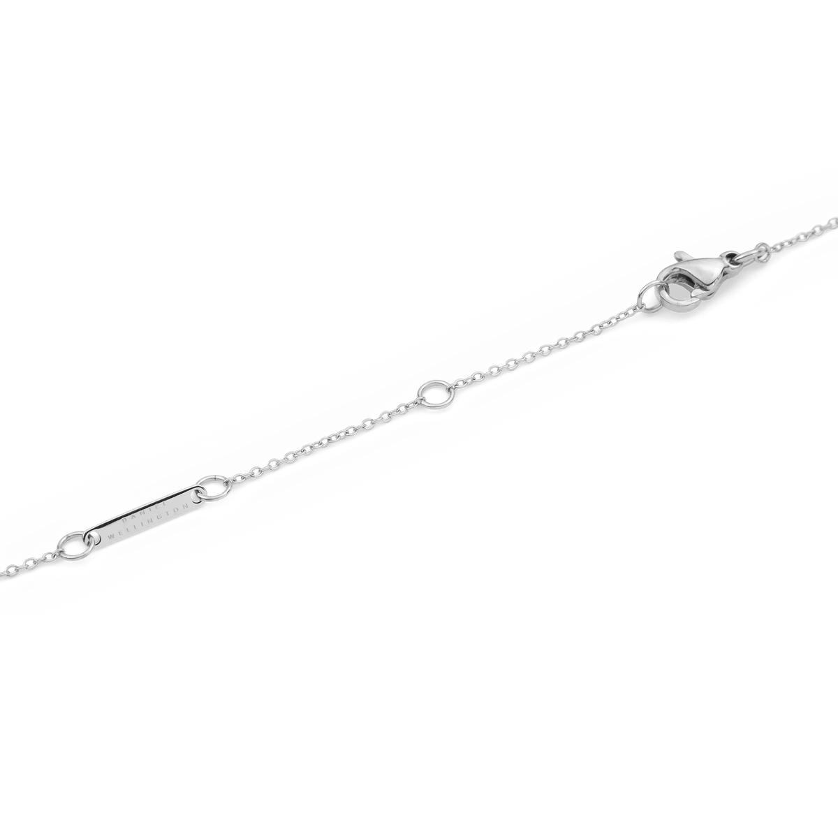 Crystal Zodiac Chain Necklace Silverのアジャスター部分を拡大した画像です。ロブスタークラスプと丸カンに加え、Daniel Wellingtonのブランド名が刻印されたシルバープレートが細いチェーンに取り付けられており、長さ調節が可能な仕様となっています。