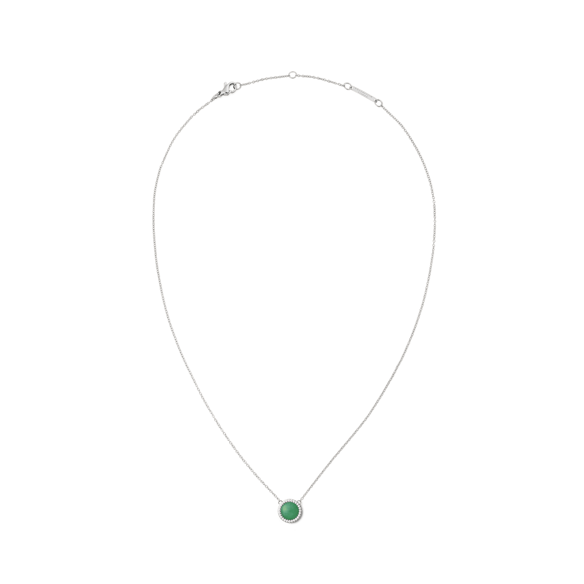 ダニエルウェリントン Audrey Necklace Jade Silverの全体像。細身のシルバーチェーンの中央に、キュービックジルコニアのヘイローで縁取られたドーム型の翡翠ペンダントがあしらわれています。白背景に置かれた商品写真です。