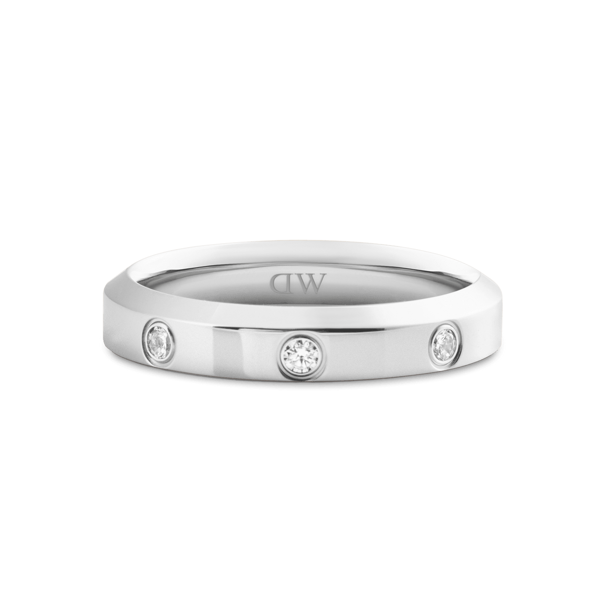 Classic Lumine Ring Silverを斜め前方から捉えたクローズアップ画像です。フラットなシルバーバンドの表面に3つのキュービックジルコニアが埋め込まれ、光を受けて輝いています。ポリッシュ仕上げの滑らかな質感もご確認いただけます。