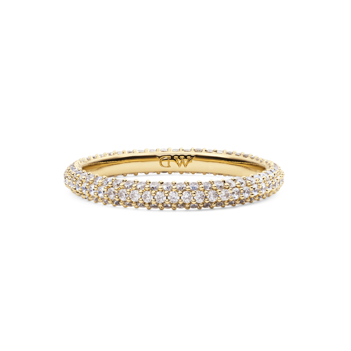 Daniel Wellington Pavé Ring Gold 3 mmの正面アングルです。細身のゴールドバンドに、キュービックジルコニアが三列に隙間なくセッティングされ、白い背景に繊細な輝きを放っています。