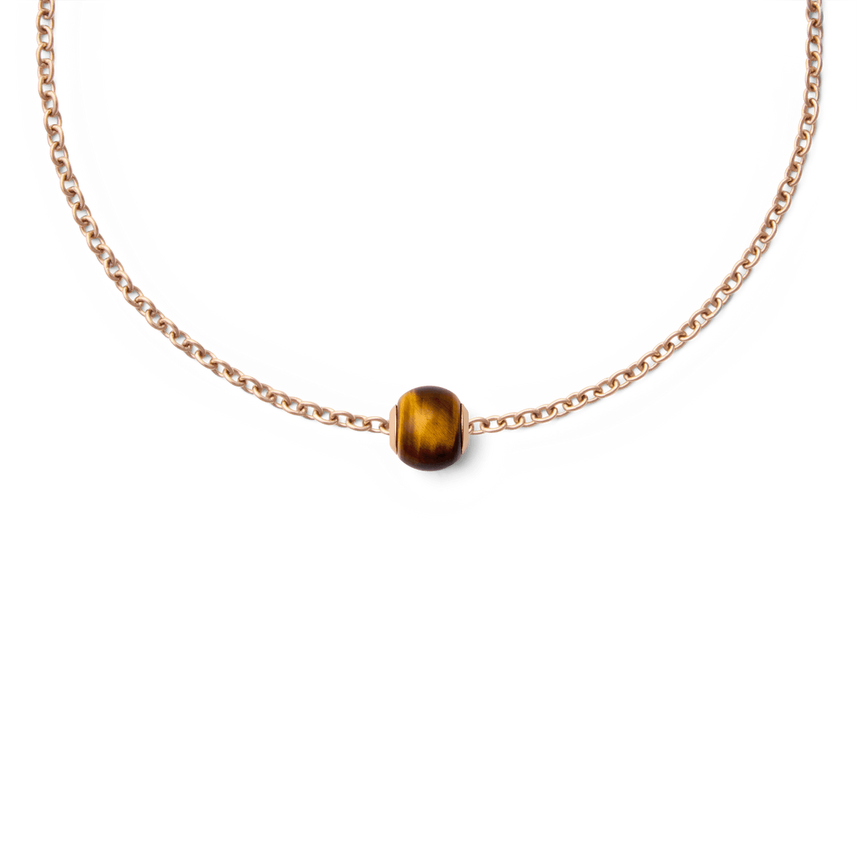 ローズゴールドのチェーンネックレスに通したTiger Eye Orbチャームのスタイリング例です。天然のタイガーアイ特有の琥珀色とブラウンの縞模様が、細身のチェーンの中央で上品なアクセントとなっています。