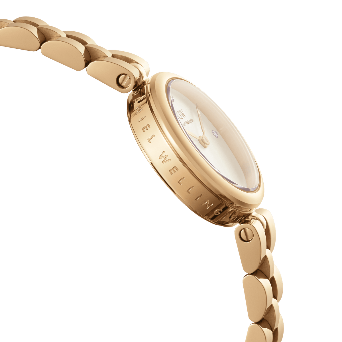Elan Lumine Goldのサイドビューです。ケース側面にはDaniel Wellingtonのブランドロゴが刻印され、丸みを帯びたゴールドの3連リンクブレスレットがケースに滑らかにつながるディテールが特徴です。