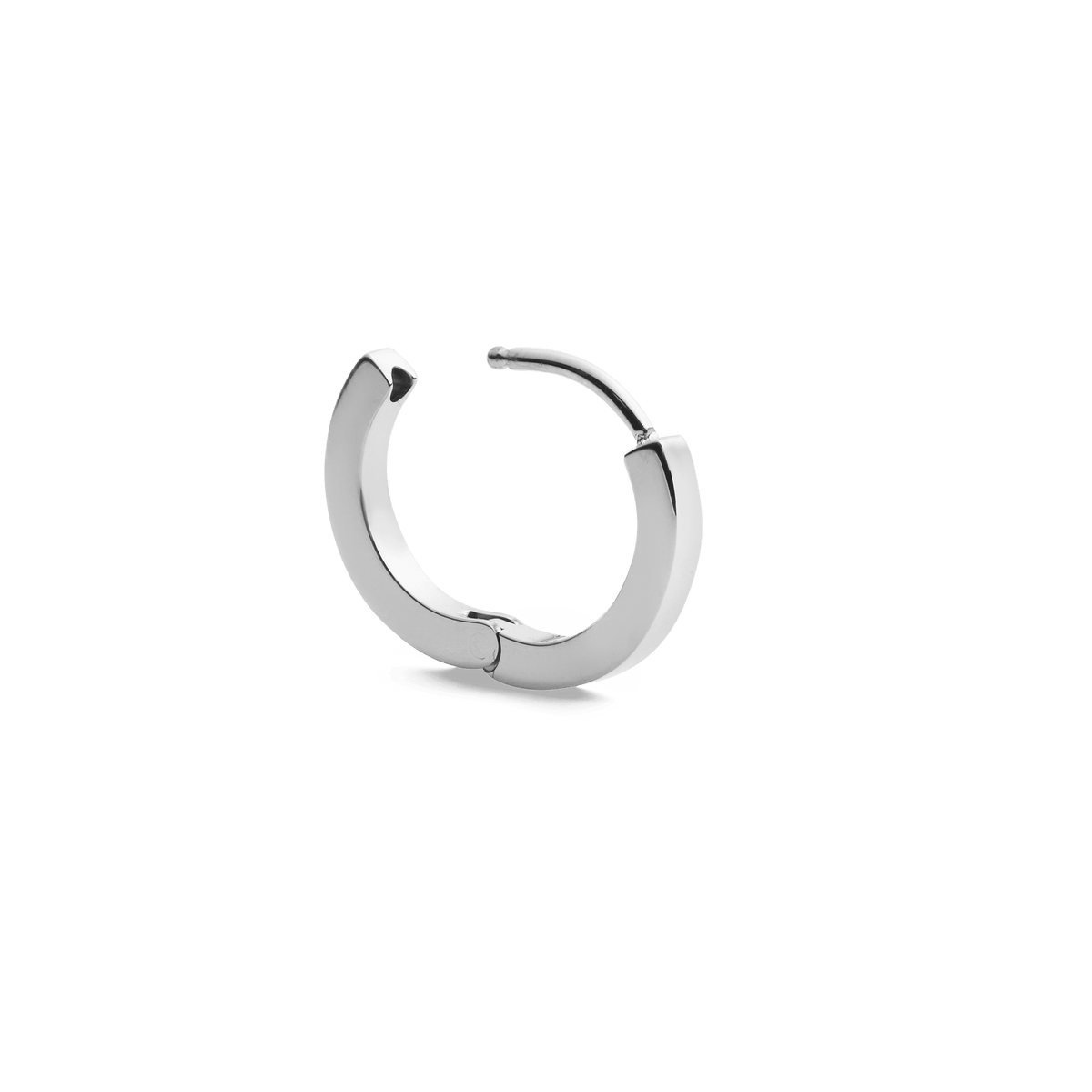 ダニエルウェリントン Hoop Earring Silverのヒンジ部分を開いた状態の製品画像です。ポリッシュ仕上げのフラットな断面と、ワンタッチで開閉できるヒンジ構造がご覧いただけます。
