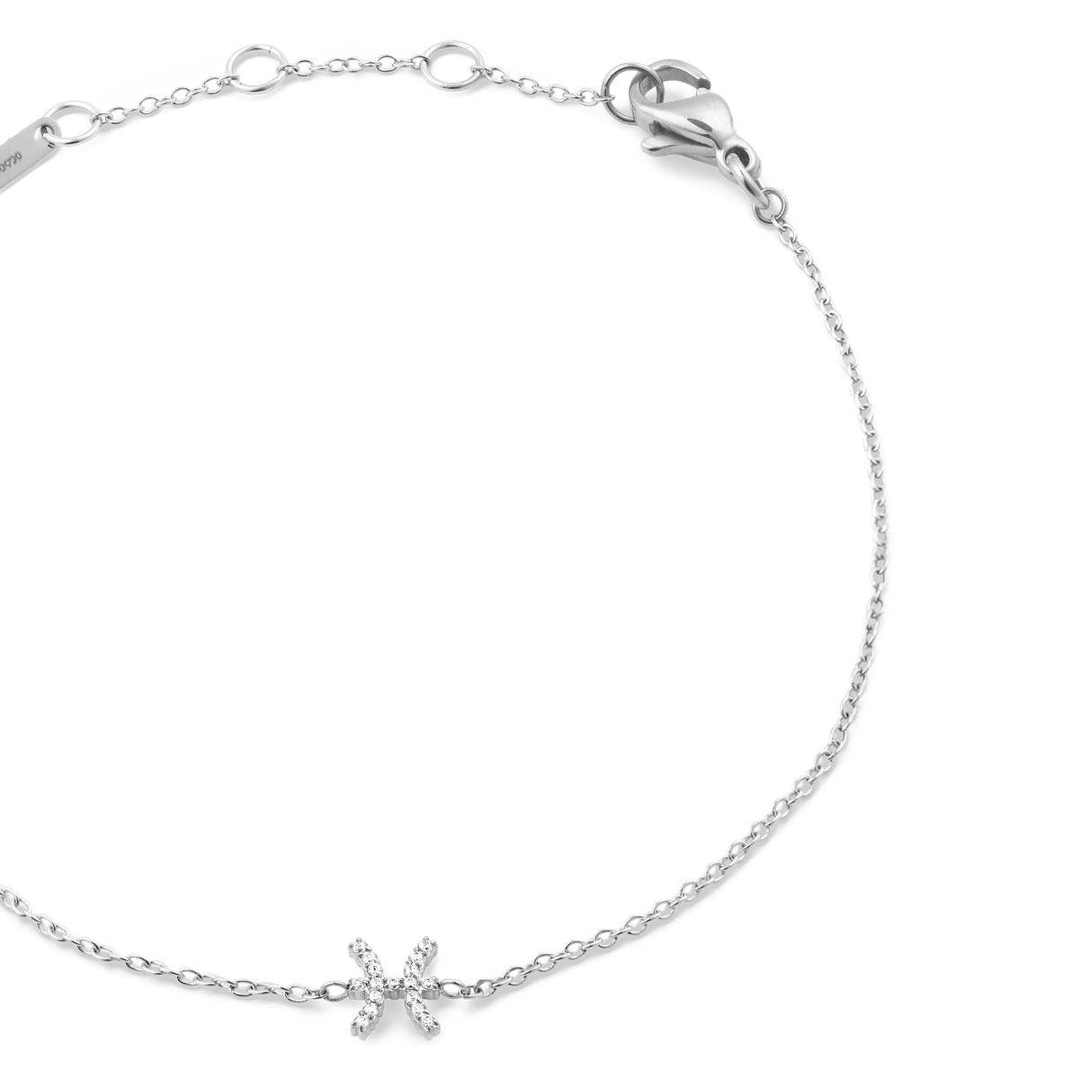 うお座モチーフのCrystal Zodiac Chain Bracelet Silverを斜めから撮影した商品画像です。キュービックジルコニアをあしらった星座チャームの輝きと、シルバーチェーンのしなやかなカーブが際立っています。