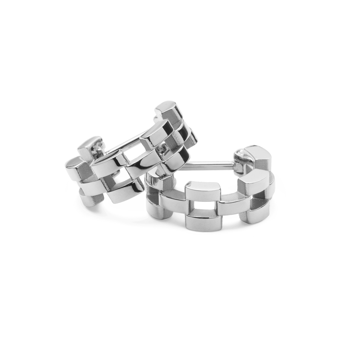 Daniel Wellingtonの3-Link Earrings Silverは、ウォッチストラップのリンク構造をイメージしたフープピアスです。シルバーカラーのリンクが重なることで、立体感と陰影を演出します。