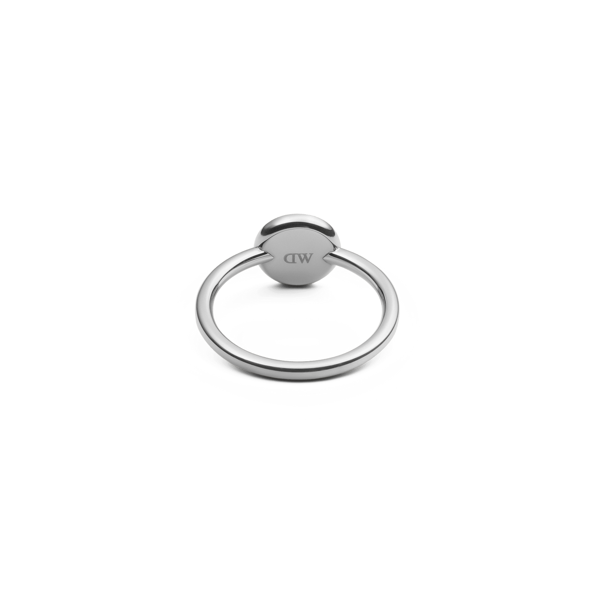 Audrey Ring Malachite Silverの裏側を撮影した商品画像です。ドーム型のマラカイトストーンの台座部分にはDaniel Wellingtonのロゴが刻印されており、細身のシルバーカラーバンドの滑らかな仕上がりがご確認いただけます。
