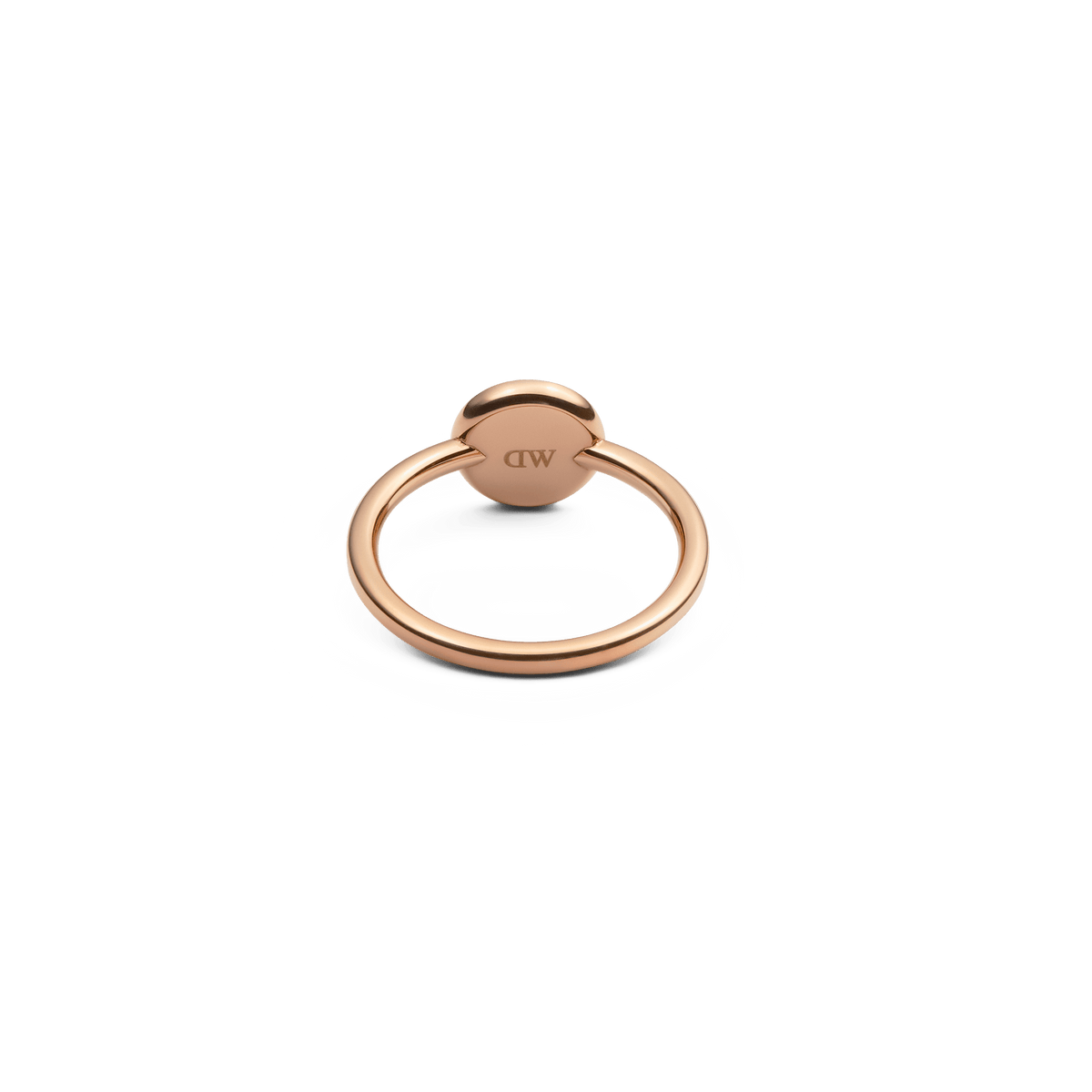 Audrey Ring Mother of Pearl Rose Goldを裏側から撮影した画像です。ドーム型のセッティング背面にはDaniel Wellingtonのロゴが刻印されており、ローズゴールドの滑らかな仕上げと細身のバンドが確認できます。