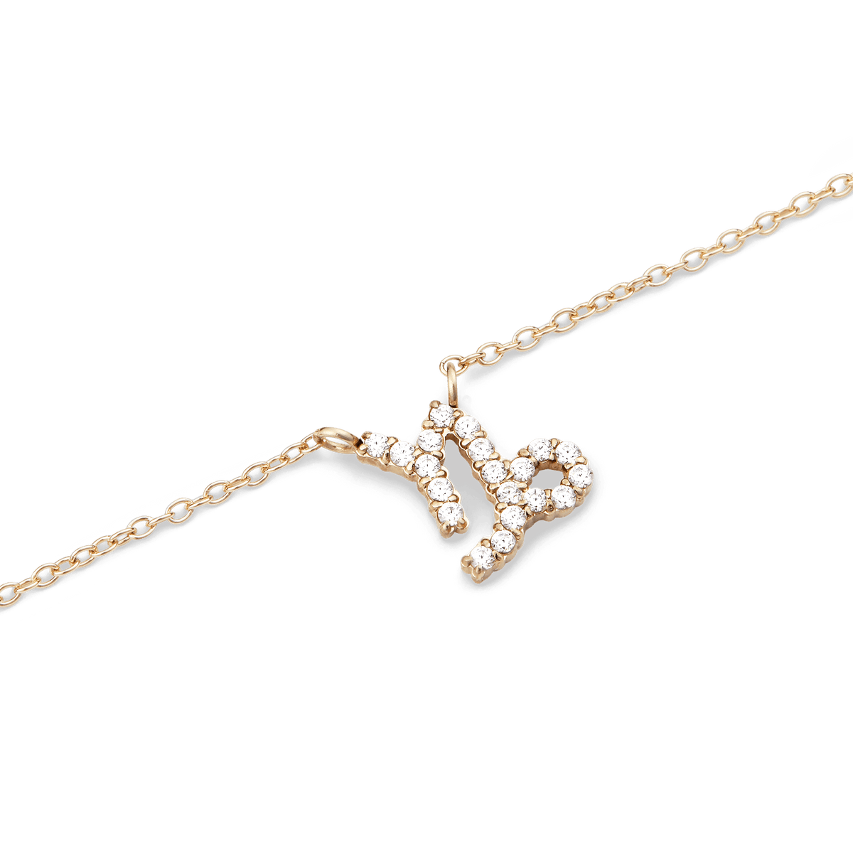 山羊座モチーフの**Crystal Zodiac Chain Necklace Gold**のペンダント部分をクローズアップした写真です。複数のクリスタルがゴールドの爪留めで丁寧にセットされ、山羊座のシンボルを立体的に表現しています。斜めに配されたゴールドチェーンとのバランスも美しい仕上がりです。