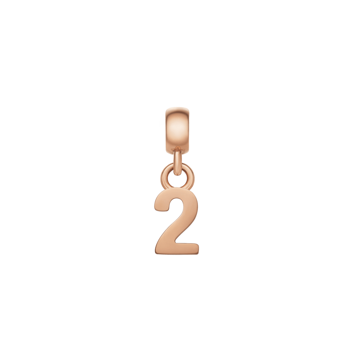 Daniel WellingtonのNumber Charm Rose Gold「2」。丁寧に磨き上げられたローズゴールドの表面が美しく輝き、ベイル部分からブレスレットやネックレスに取り付けて、記念日や特別な数字をパーソナライズできます。