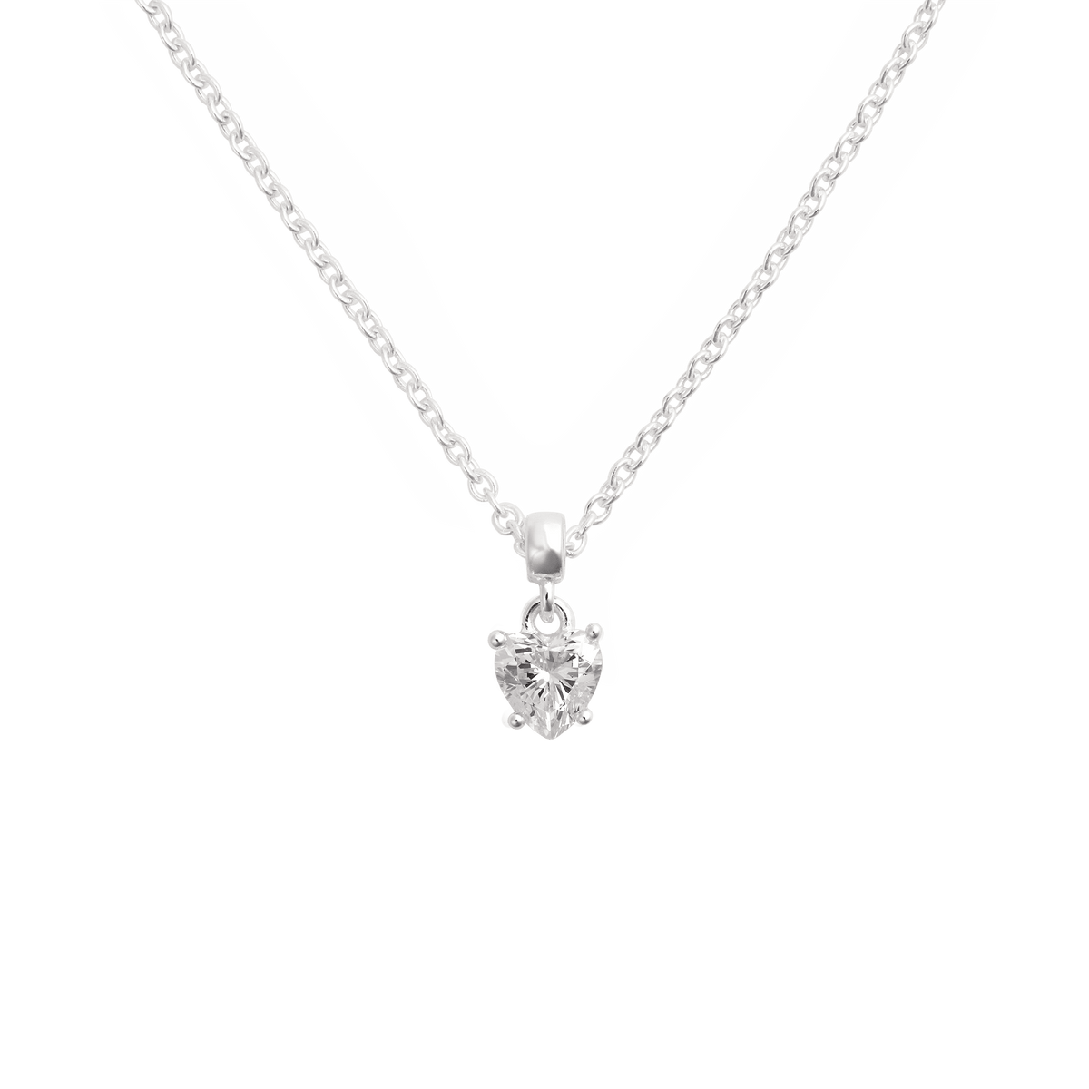 シルバーチェーンネックレスに取り付けたDaniel WellingtonのHeart White Crystal Charmをクローズアップした画像です。ハート型のホワイトクリスタルが光を反射して輝き、ペンダントトップとしての着用イメージをお伝えします。