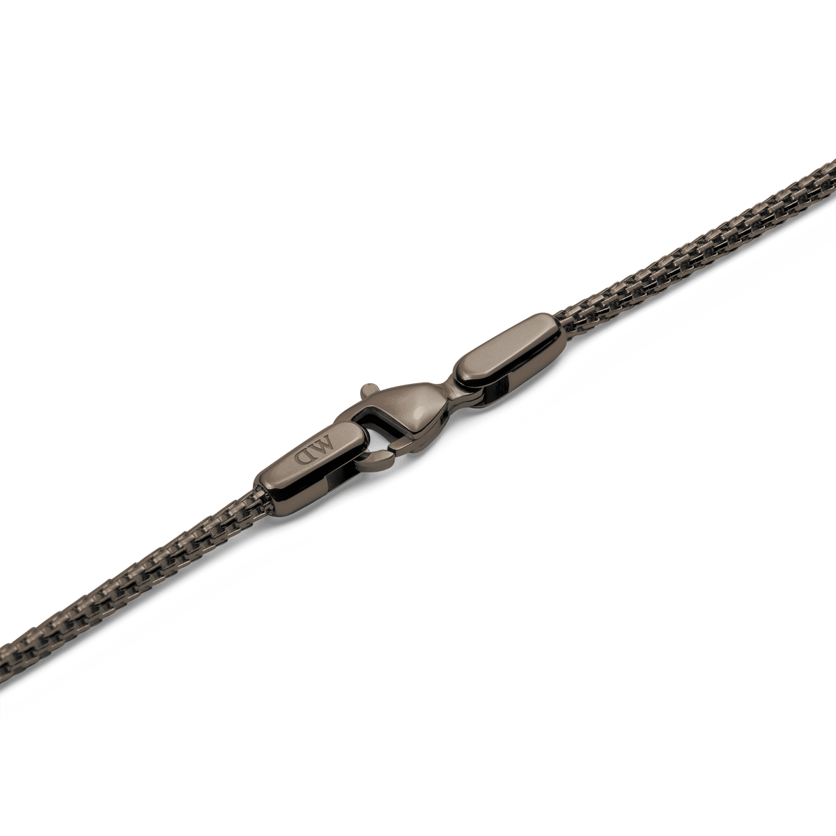 Tide Mesh Necklace Graphite 1.8のロブスタークラスプ部分をクローズアップした画像です。ブランドロゴが刻印された留め具は、チェーンと一体感のある仕上がりで、グラファイトカラーの統一感が際立ちます。