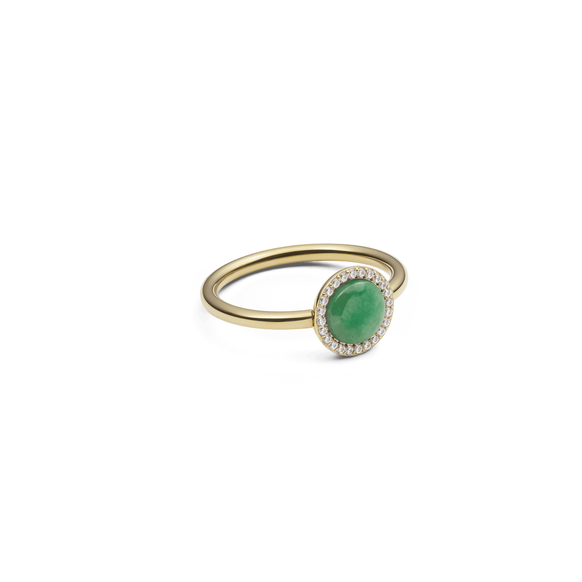 ダニエルウェリントン Audrey Ring Jade Goldを斜めから撮影した画像。細身のゴールドバンドにドーム型の天然ヒスイが映え、周囲を囲むキュービックジルコニアのヘイローが繊細な輝きを添えています。