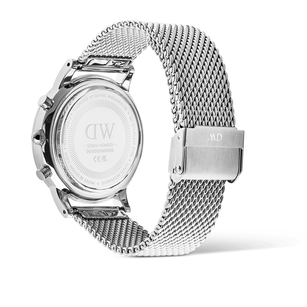 Iconic Chronograph Mesh Silverを裏蓋側から撮影した画像です。ケースバックにはDaniel Wellingtonのロゴやシリアルナンバーが刻印されており、シルバーメッシュベルトの留め金部分にはブランドのイニシャルが確認できます。