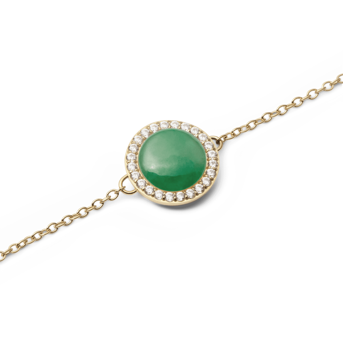Audrey Bracelet Jade Goldの翡翠チャーム部分をクローズアップした画像です。ドーム型にカットされた天然翡翠の深いグリーンが美しく、その周囲をホワイトキュービックジルコニアのヘイローセッティングが彩ります。繊細なゴールドチェーンのディテールもご確認いただけます。