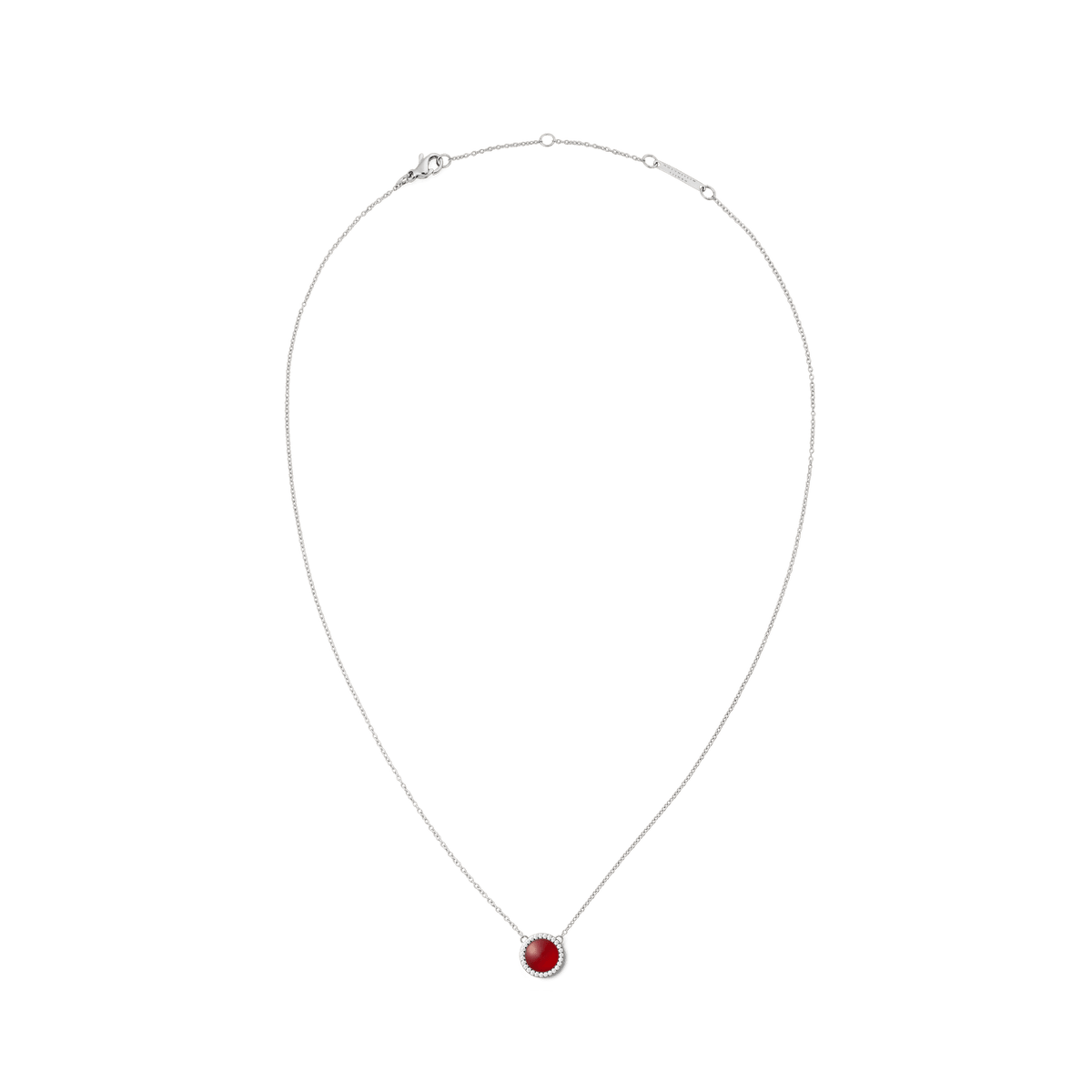 ダニエルウェリントン Audrey Necklace Red Agathe Silverの全体像。細身のシルバーチェーンの中央に、ドーム型の赤メノウチャームがキュービックジルコニアの輝きで縁取られています。