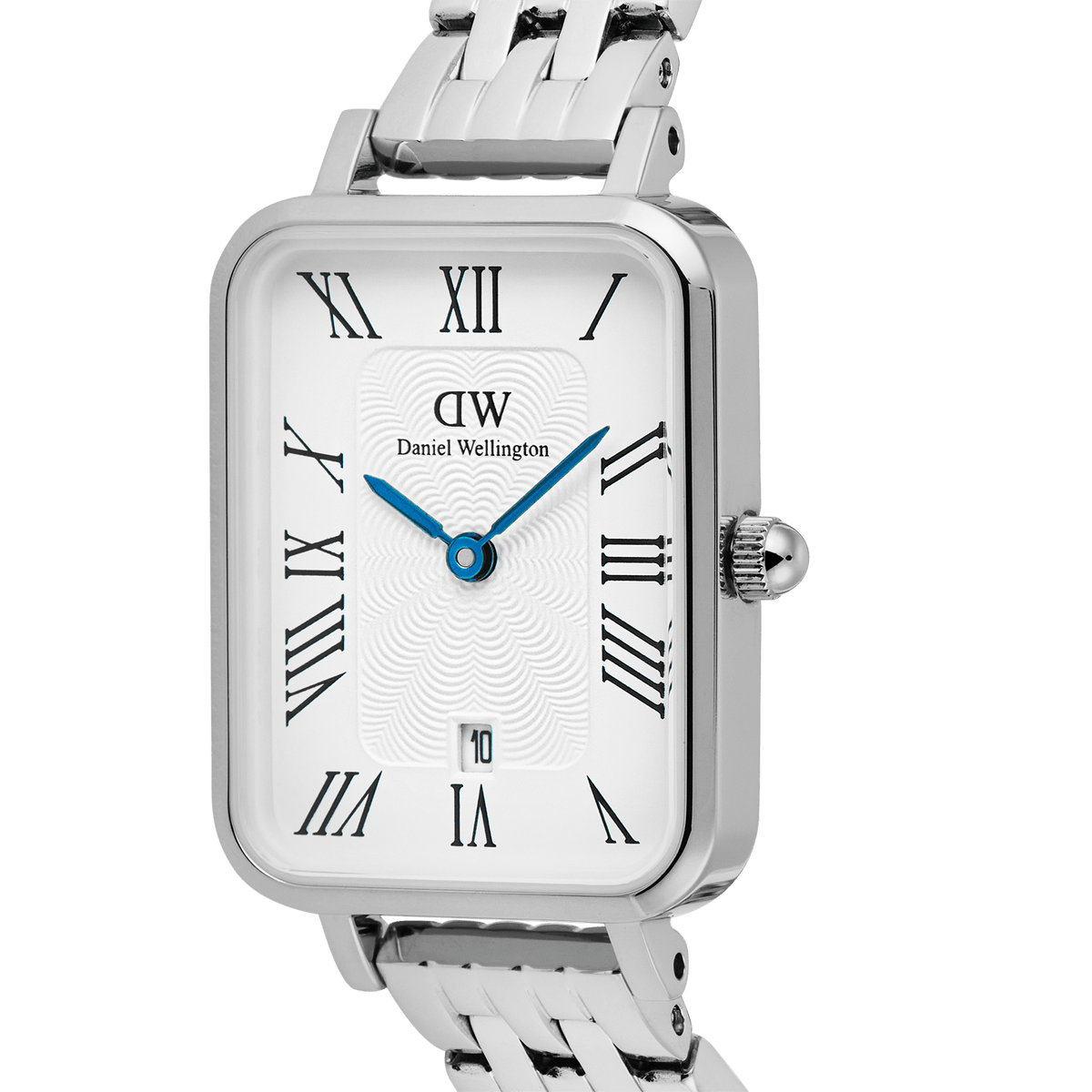 Daniel Wellington Quadro Roman Numerals Date 5-link Silverの文字盤をクローズアップした画像です。ギョーシェ模様の繊細な陰影やIPブルーの針、立体感のあるローマ数字インデックス、リューズの細部まで確認できます。シルバーケースのポリッシュ仕上げが光を反射し、美しい輝きを放っています。