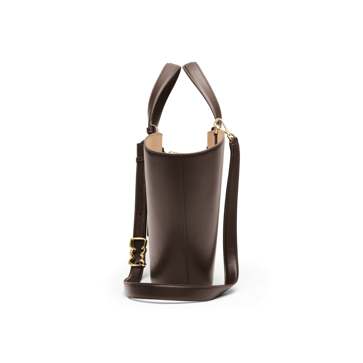 Daniel Wellington River Bag Brownのサイドビューです。アーチ型の立体的なフォルムが際立ち、調節可能なショルダーストラップとウェーブモチーフのゴールドバックルが確認できます。開口部からは、内装のベージュカラーがわずかにのぞいています。