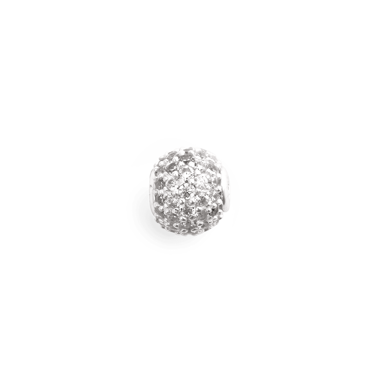 ダニエルウェリントン Pavé Orb White Crystalの正面クローズアップ。スターリングシルバー製のコンパクトなオーブ型チャームに、ホワイトキュービックジルコニアが球体全面にパヴェセッティングされています。