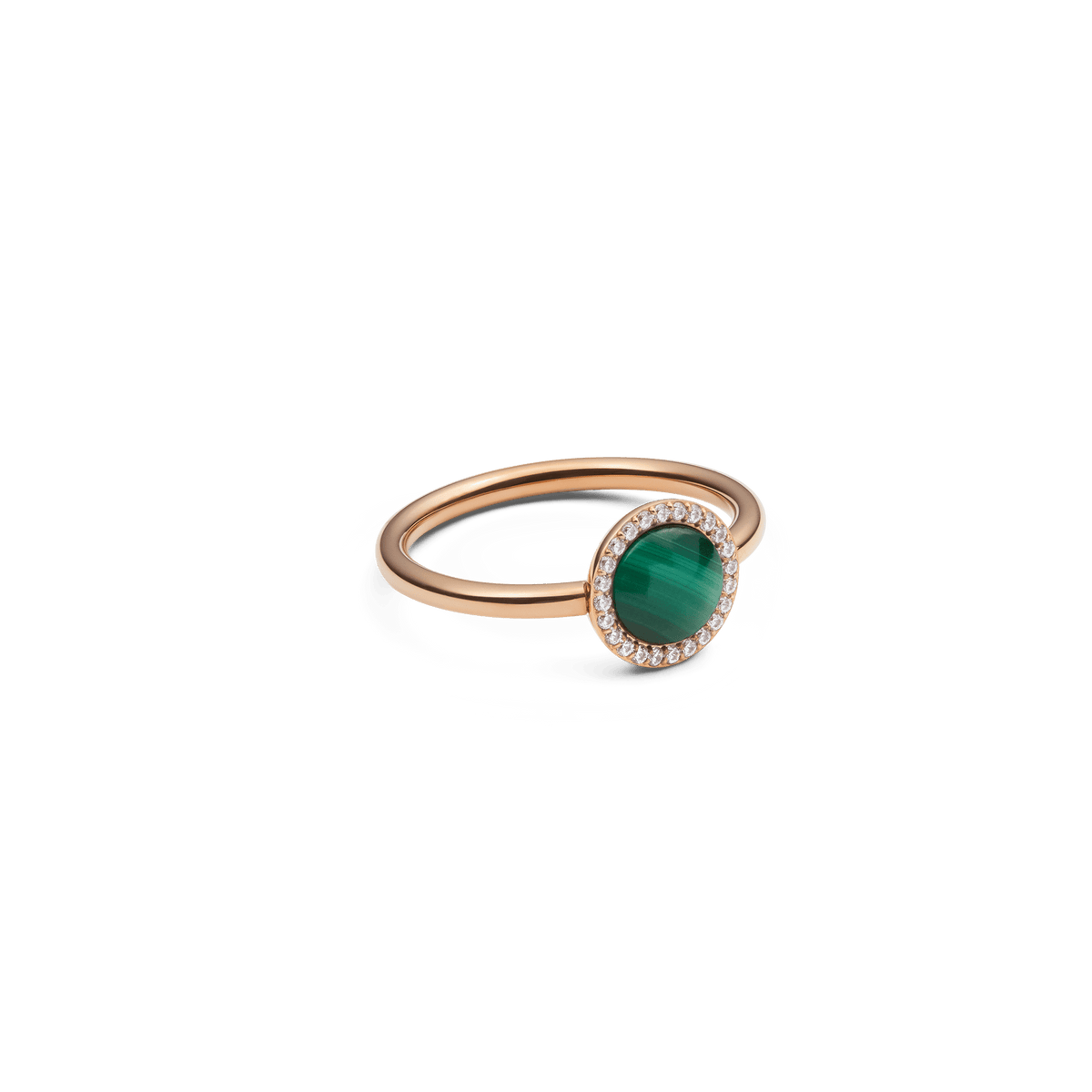 Audrey Ring Malachite Rose Goldを斜めから撮影した商品画像です。マラカイトの濃淡ある緑の縞模様や、ドーム型カットによる立体感、キュービックジルコニアの繊細な輝き、細身のローズゴールドバンドのなめらかな質感がご覧いただけます。