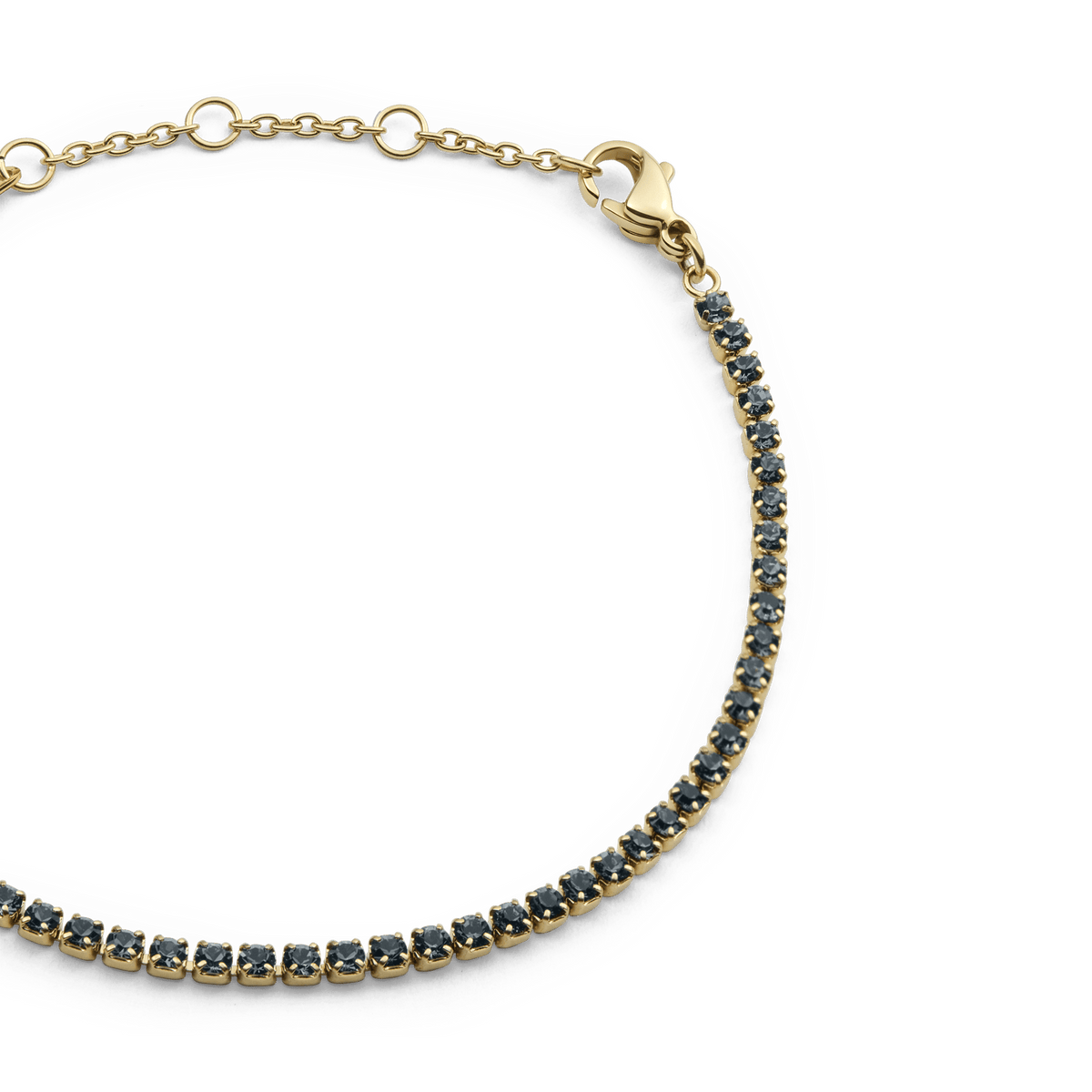 Classic Tennis Bracelet Nightfall Goldのクローズアップ画像です。ゴールドの爪留めに一粒ずつセットされたダークトーンのプレシオサイトクリスタルが美しく並び、サイズ調節リング付きのチェーン部分もご確認いただけます。