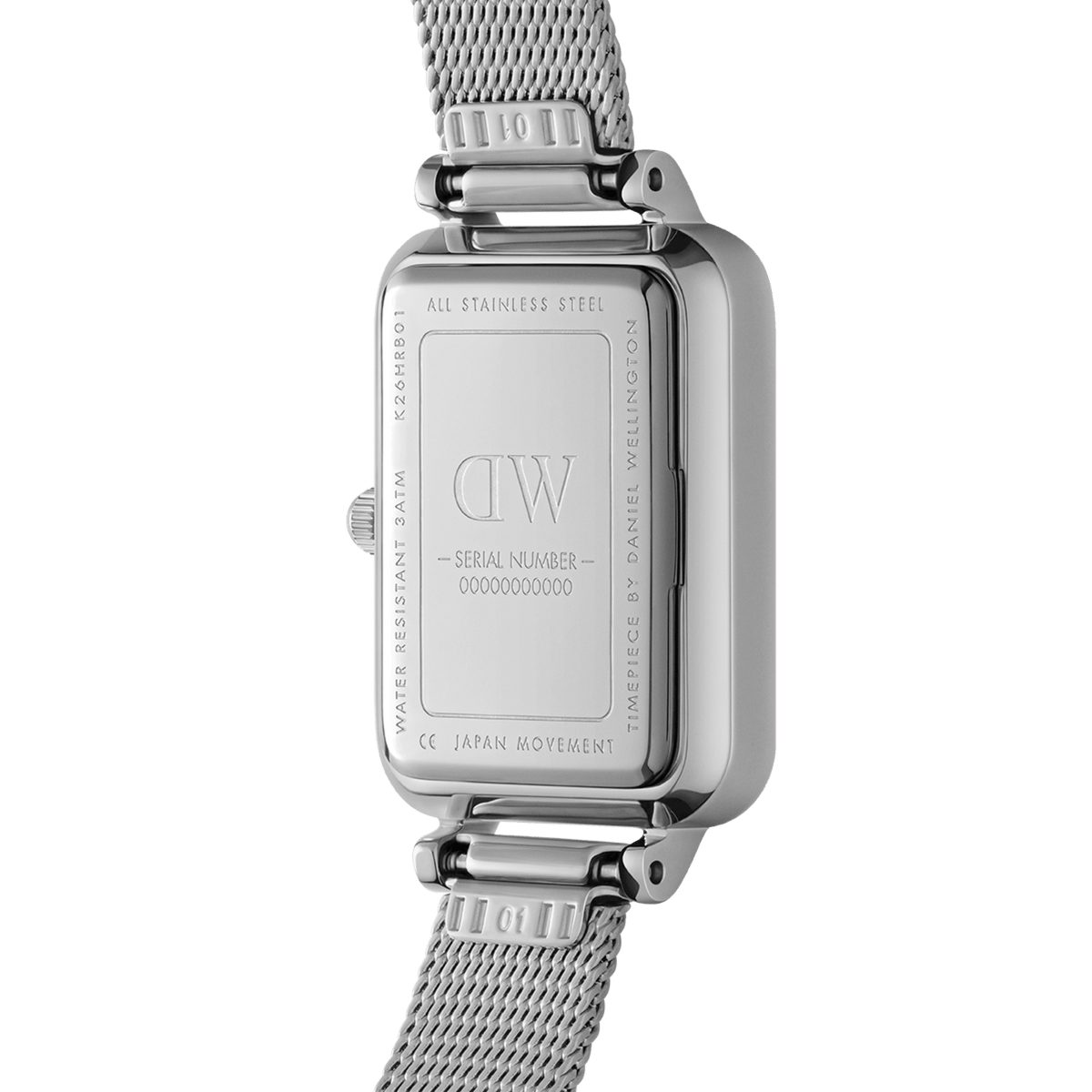 Quadro Lumine Bezel Sterling Black MOPの裏蓋を写した画像です。ステンレススチール製のケースバックには、Daniel Wellingtonのロゴやシリアルナンバー、3ATM防水の表記が刻印されています。また、シルバーメッシュストラップとの接続部分の仕上げもご確認いただけます。
