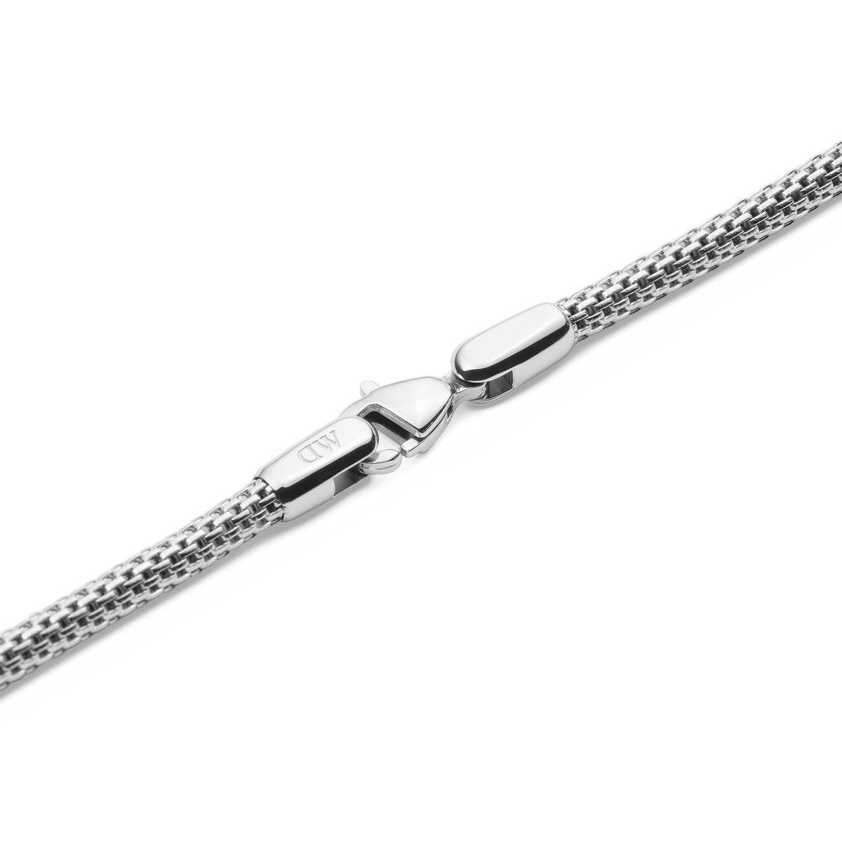 Tide Mesh Necklace Silver 2.8のロブスタークラスプ部分を拡大した画像です。Daniel Wellingtonのロゴが刻印されたシルバーの留め具と、メッシュチェーンとの接続部分の滑らかな仕上がりがご確認いただけます。