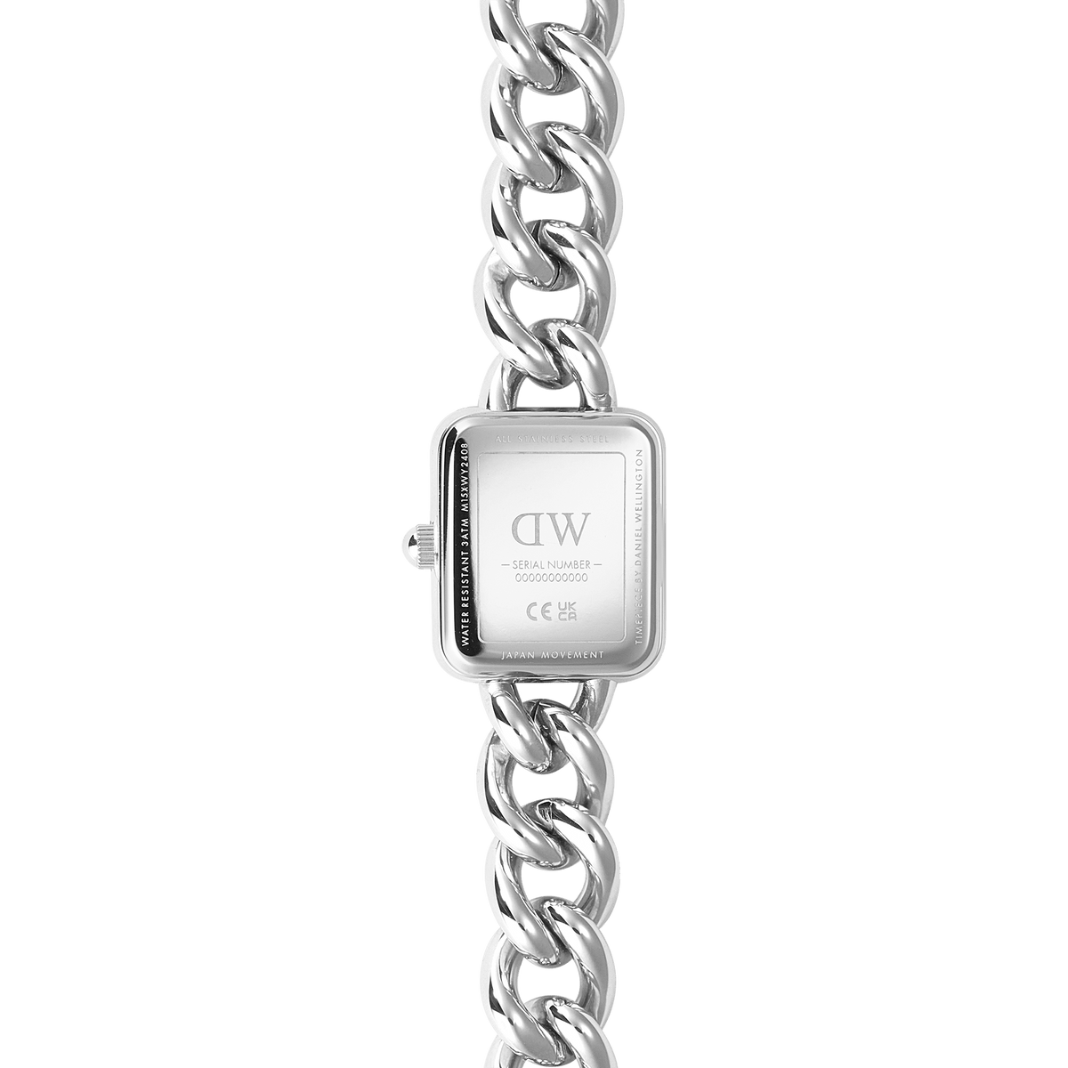 Jolie Chain Silverのケース裏蓋とチェーンリンクを縦に捉えた詳細画像です。ポリッシュ仕上げのスクエアケース裏面にはDaniel Wellingtonのロゴやシリアルナンバー、3ATM防水の表記が刻印されています。側面にはリューズが確認でき、上下に伸びるチャンキーチェーンの立体的な輝きが印象的です。