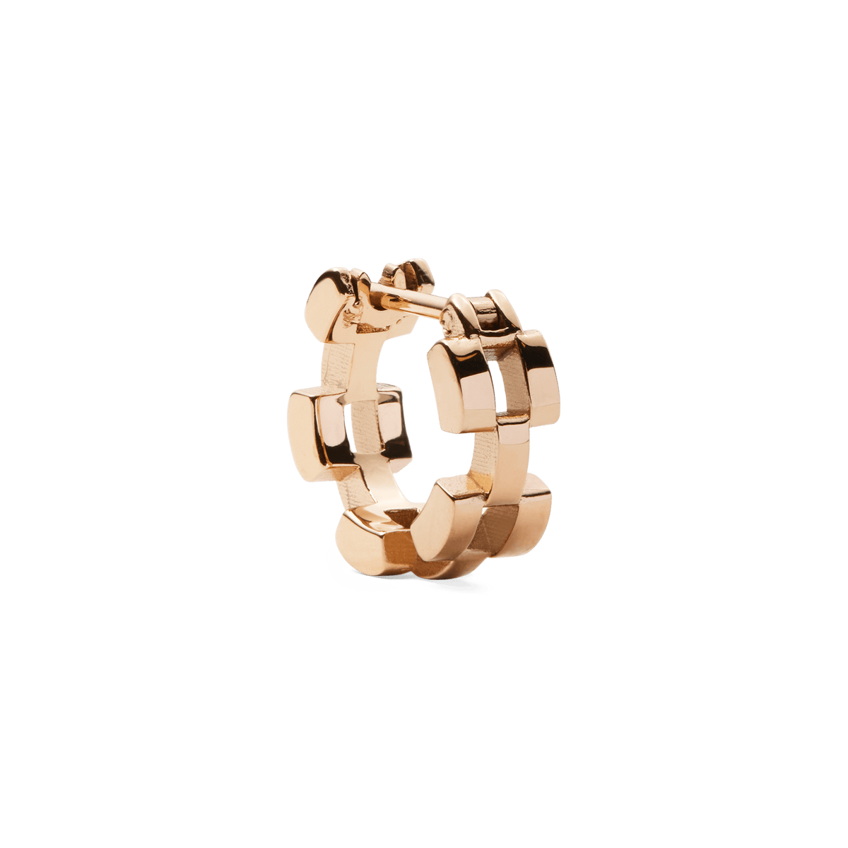 ローズゴールドの3-Link Earringsを斜めから捉えた画像です。立体的なリンクパーツとPVDメッキによる艶やかな質感が際立ち、各リンクの間に生まれる余白が特徴的なデザインとなっています。