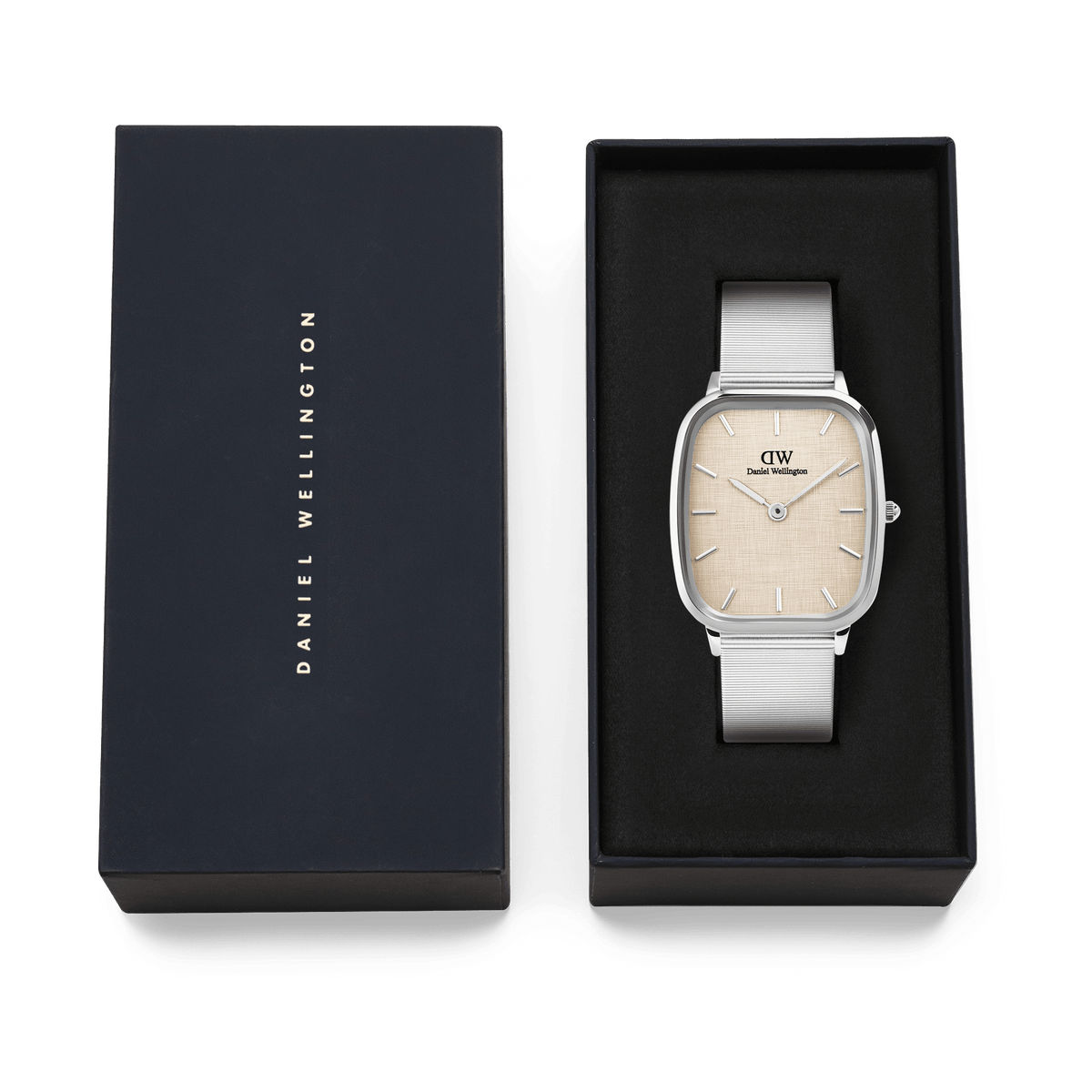 ダニエルウェリントンのブランドロゴがあしらわれたネイビーカラーのギフトボックスに収められたMarlon Wire Linen Silver。ギフトや記念日の贈り物にぴったりの、上品なパッケージです。