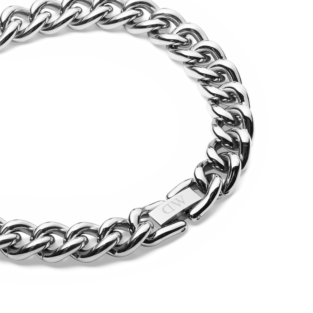 Daniel WellingtonのChunky Chain Braceletシルバーを、留め具部分を斜め上から撮影した画像です。チェーンが円を描くように配置され、ロゴ入りのクラスプとリンクの精密な噛み合わせが確認できます。