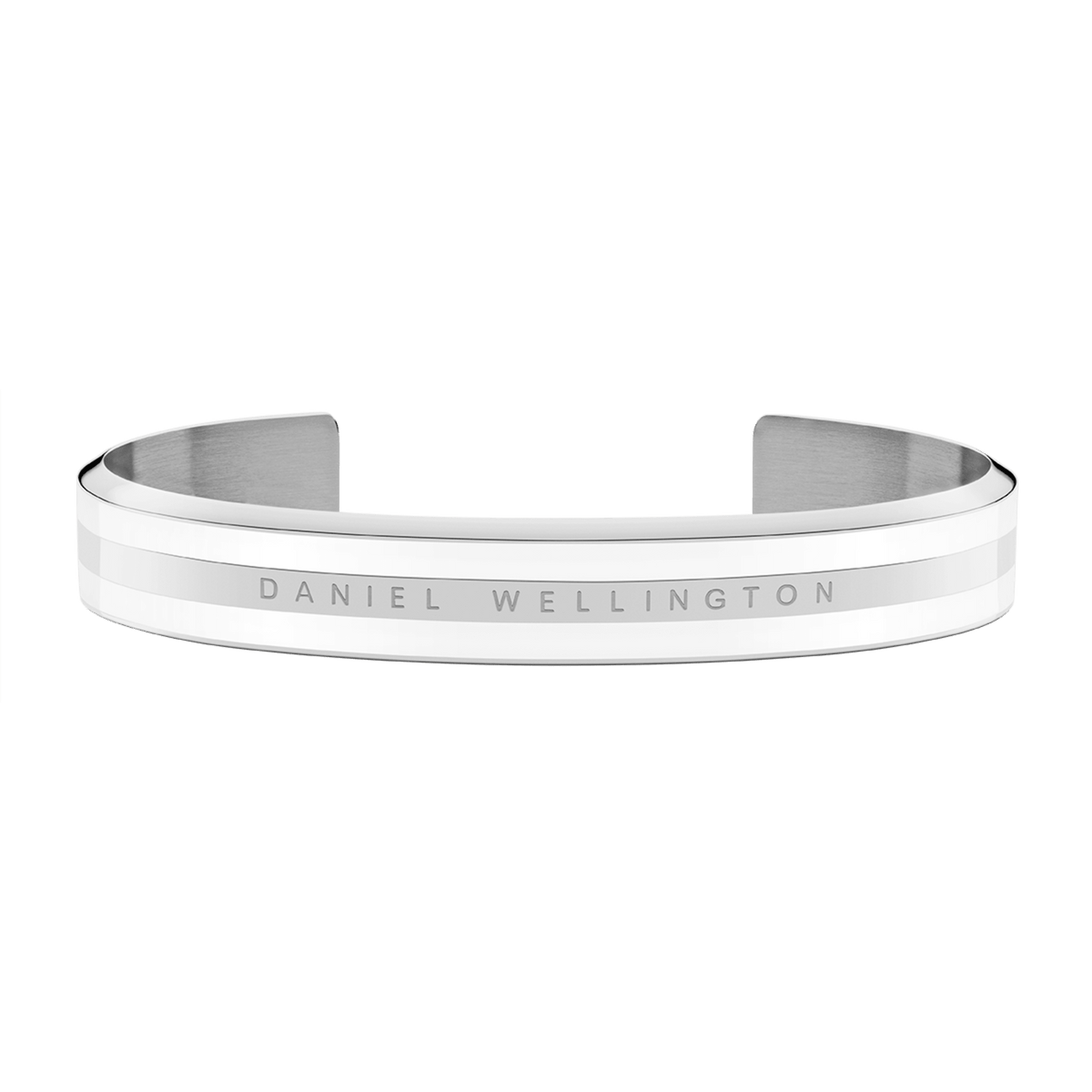 Emalie Braceletシルバーを正面から水平に撮影した全体の画像です。ホワイトエナメルの2本のラインに挟まれたシルバーの中央部分にはDaniel Wellingtonのロゴが配置され、カフ型のオープンエンドからはブラッシュ仕上げの内側が覗いています。