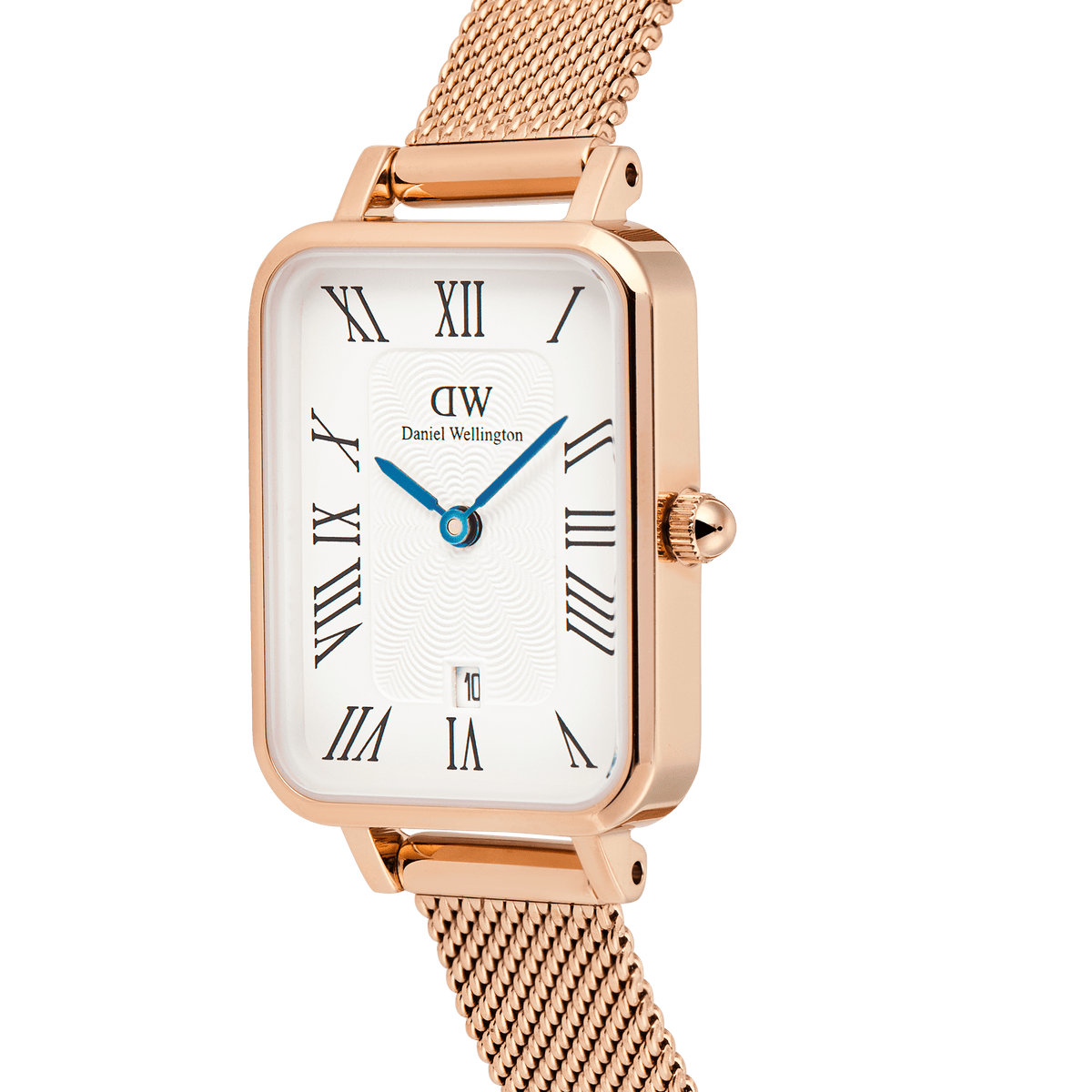 Quadro Melrose Roman Numerals Dateを斜めからクローズアップした画像です。ローズゴールドのケースに施された立体的なエッジライン、ギョーシェ模様の浮かぶホワイトダイヤル、IPブルーの時分針、リューズの細部、そしてメッシュストラップの繊細な編み目が確認できます。
