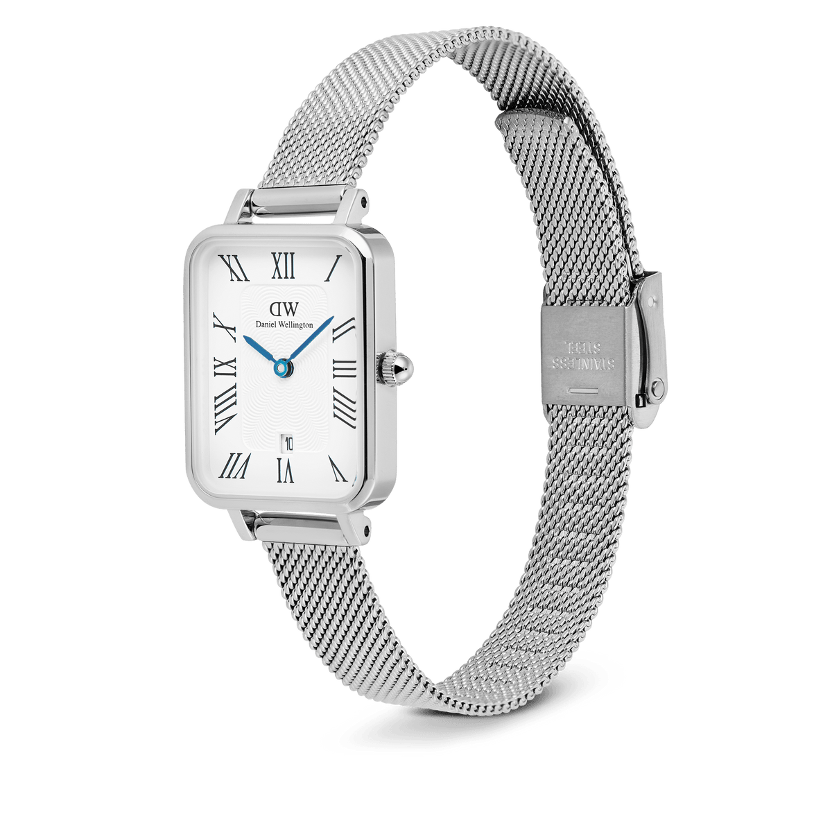 Quadro Sterling Roman Numerals Dateを斜め上から撮影した画像です。シルバーのレクタンギュラーケースとメッシュストラップの質感、ホワイトダイヤルに配されたブルーの針とローマ数字インデックスが際立ちます。