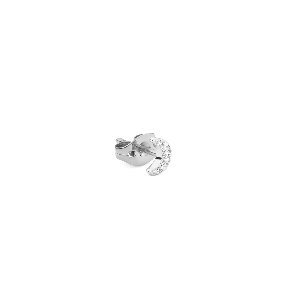 クリスタルムーンスタッドシルバーを背面から撮影した拡大画像です。バタフライキャッチの留め具やポストの構造が確認でき、三日月モチーフに沿って配置されたキュービックジルコニアの輝きもご覧いただけます。