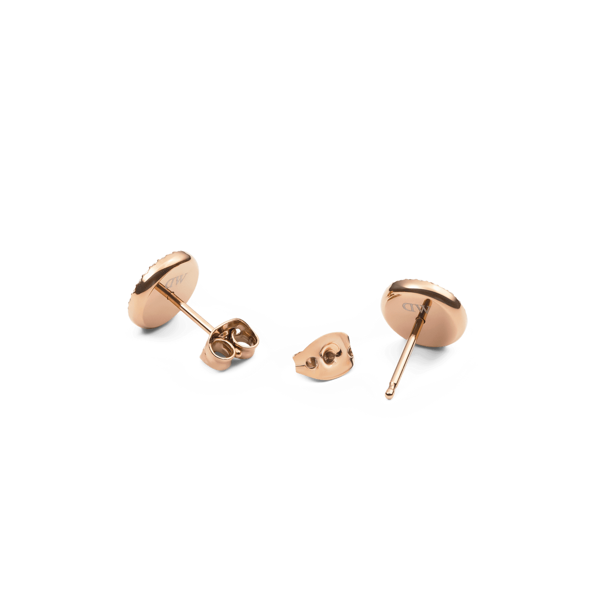 Audrey Earrings Tiger Eye Rose Goldの裏面を撮影した商品画像です。ローズゴールドメッキの滑らかな仕上げにDaniel Wellingtonのロゴが刻印されており、ポストとバタフライ式の留め具の構造がご確認いただけます。