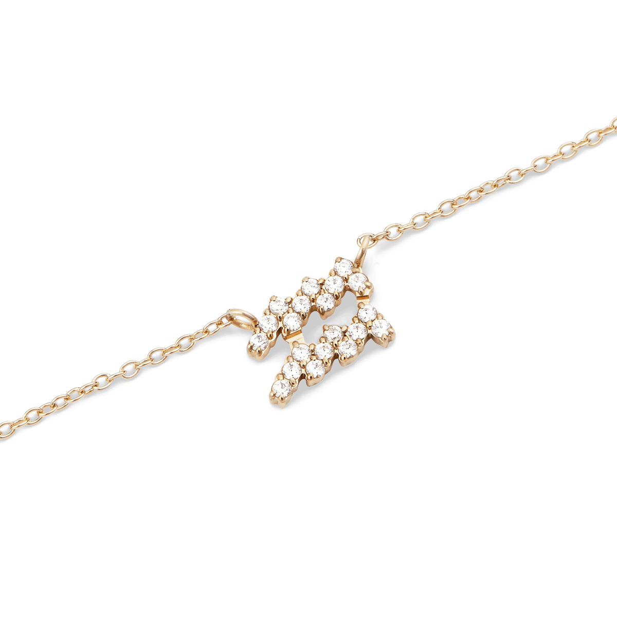 蠍座をモチーフにしたCrystal Zodiac Chain Necklace Goldのペンダントを斜めからクローズアップで撮影した画像です。ゴールドの爪留めで一粒ずつセットされたクリスタルが光を反射し、細身のチェーンとの調和が美しい仕上がりとなっています。