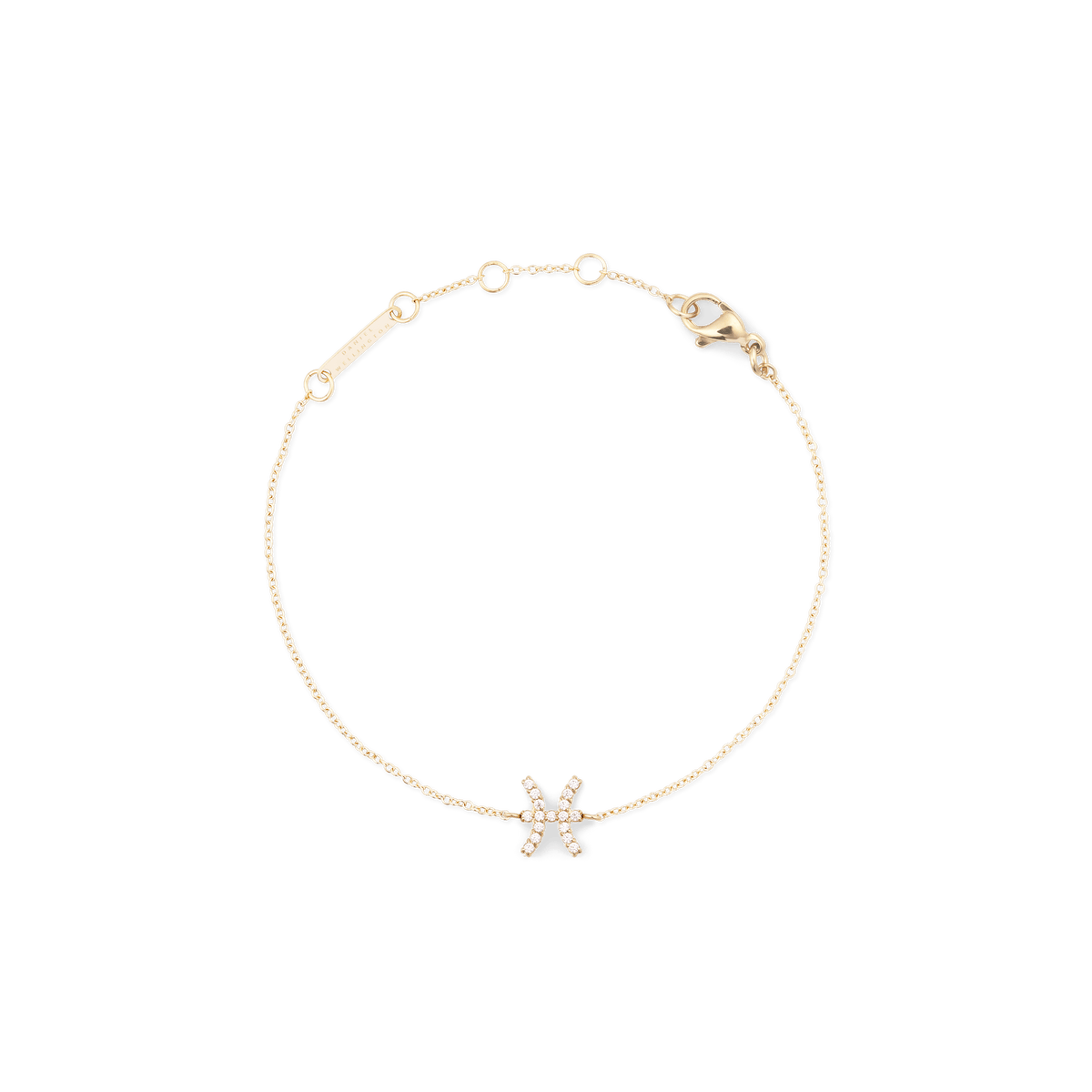 白背景に円形に整えた、魚座モデルのCrystal Zodiac Chain Bracelet Goldの全体像です。ゴールドの細いチェーンの下部には、クリスタルで表現された魚座のシンボルがあしらわれています。上部にはアジャスターリングやブランド刻印プレート、ロブスタークラスプが確認できます。