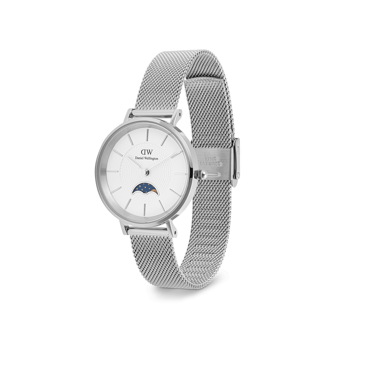 Petite Lune Sterlingを斜め上から撮影した全体像です。シルバーメッシュのストラップとクラスプ部分、ステンレススチールの刻印が確認でき、ホワイトダイヤルのムーンフェーズ小窓とギョーシェ模様が柔らかな光に映えています。