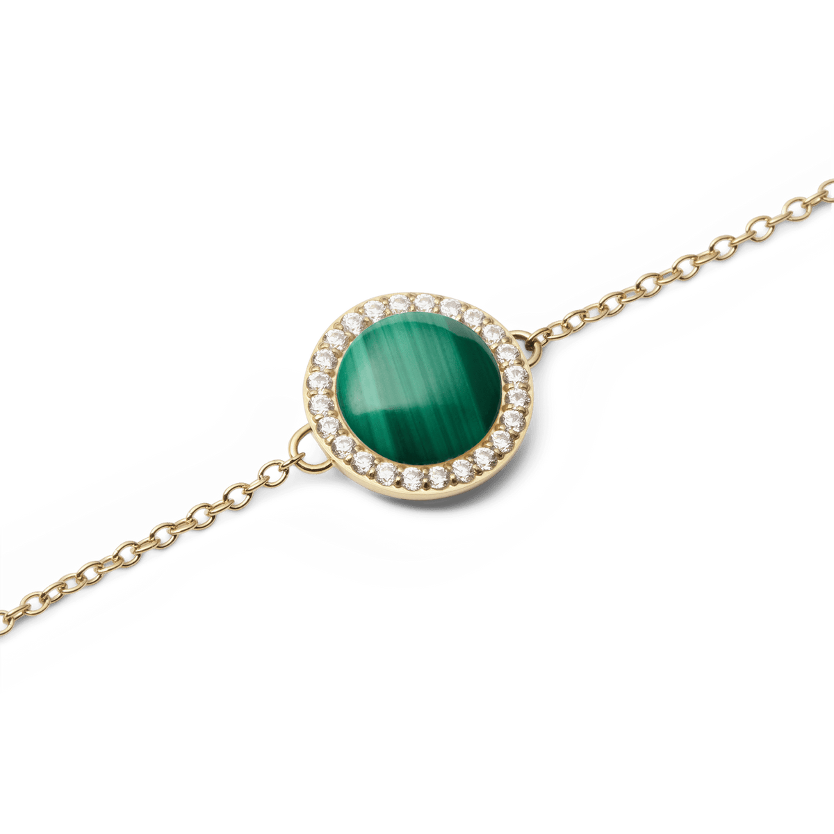 Audrey Bracelet Malachite Goldのマラカイト部分をクローズアップした写真です。濃淡のある緑の縞模様が美しいドーム型の天然石と、その周囲を彩るホワイトキュービックジルコニアの輝き、そしてゴールドチェーンの繊細なリンクがご覧いただけます。