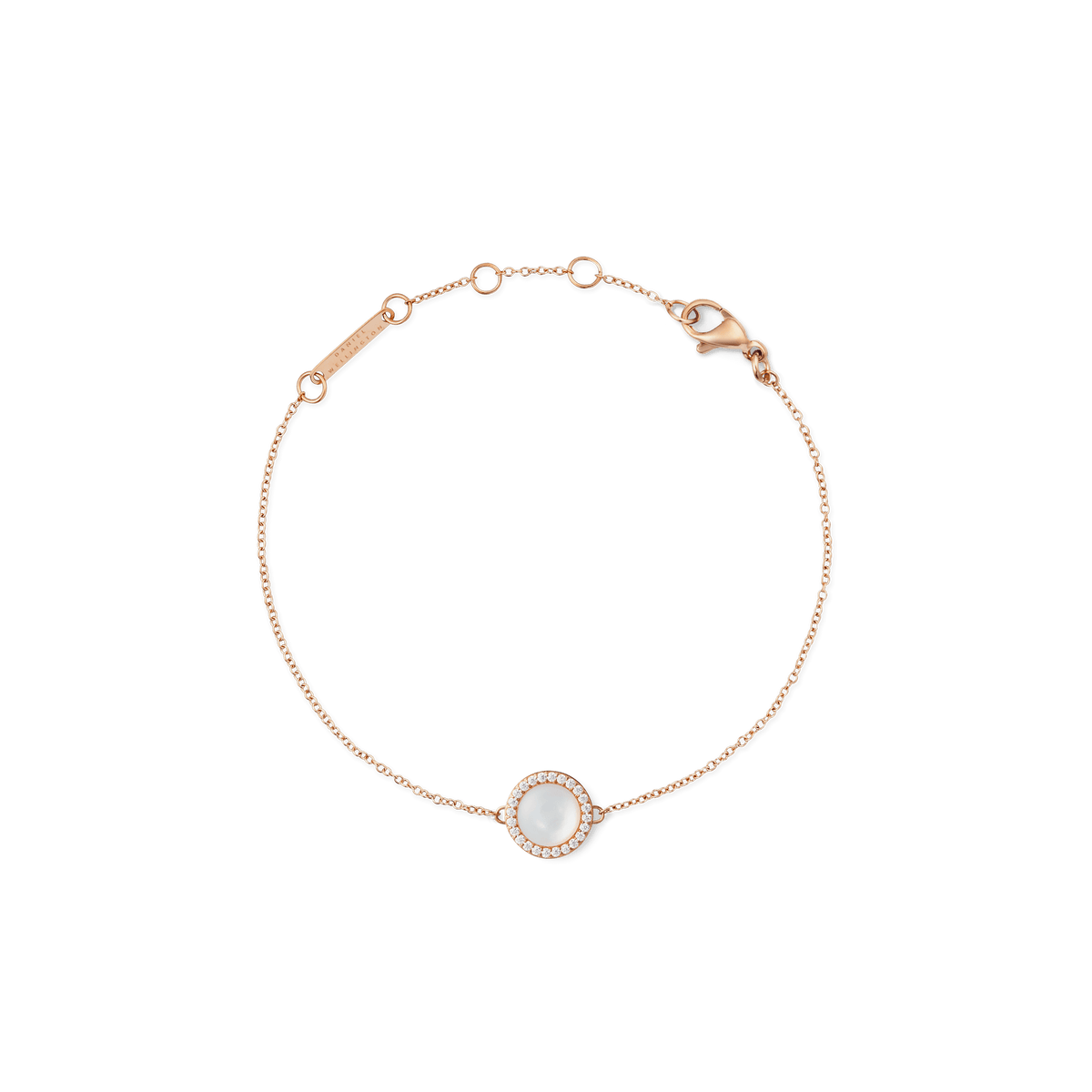 ダニエルウェリントン Audrey Bracelet Mother of Pearl Rose Goldの全体像。ローズゴールドの細いチェーン中央に、ホワイトキュービックジルコニアで縁取られたドーム型のマザーオブパールチャームが配置されており、ロブスタークラスプとサイズ調節リングが確認できます。