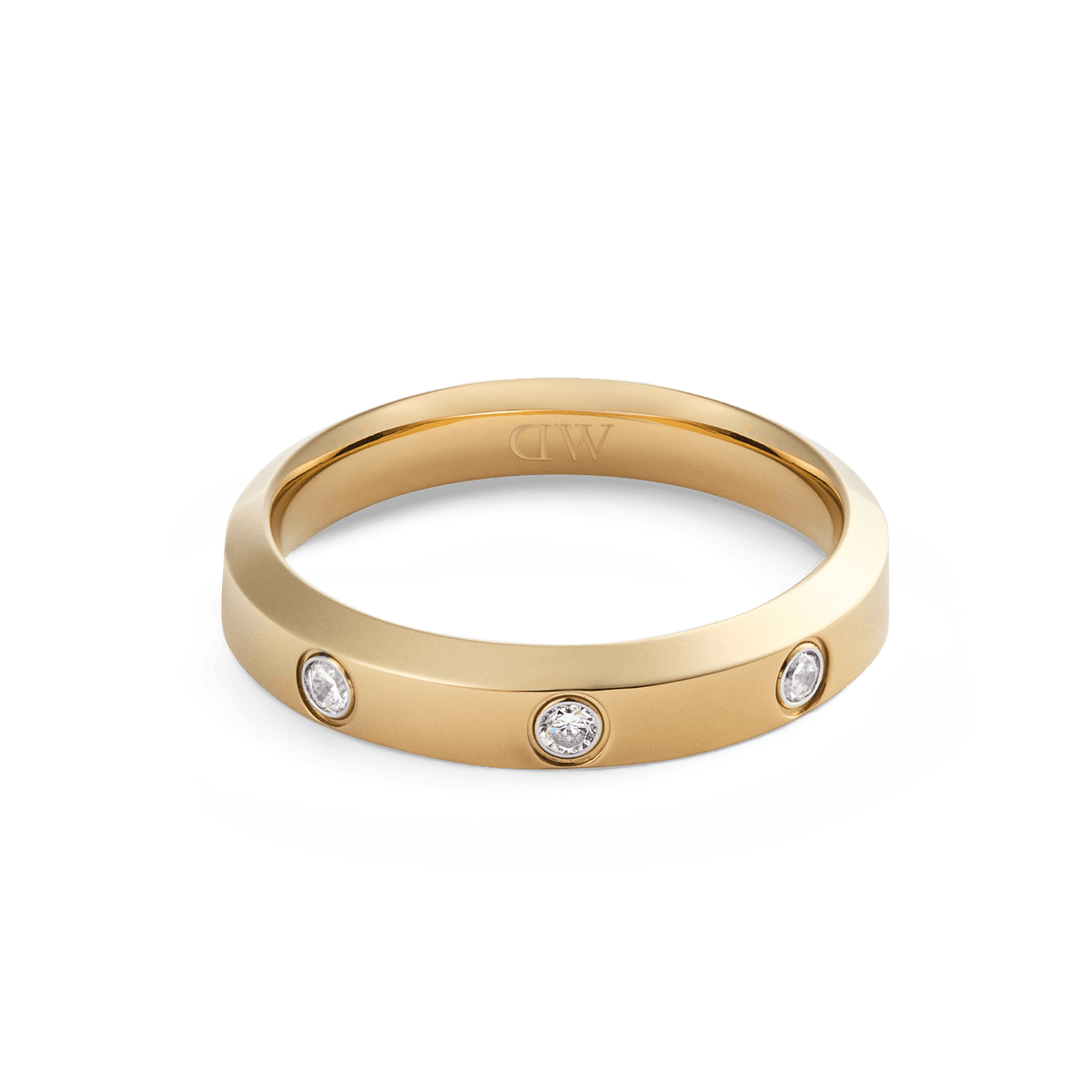 ダニエルウェリントン Classic Lumine Ring Goldを正面やや上方から撮影した画像です。ポリッシュ加工のゴールドカラーのバンドに、等間隔でキュービックジルコニアがあしらわれており、内側にはブランドロゴの刻印が確認できます。