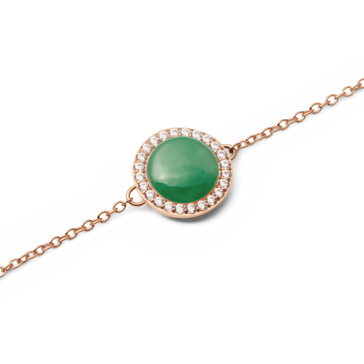 Audrey Bracelet Jade Rose Goldの天然ヒスイモチーフを拡大したクローズアップ写真です。なめらかなドーム型にカットされたヒスイが光を受けて深みのあるグリーンを映し出し、周囲を彩るホワイトキュービックジルコニアとローズゴールドのチェーンが美しいコントラストを演出しています。