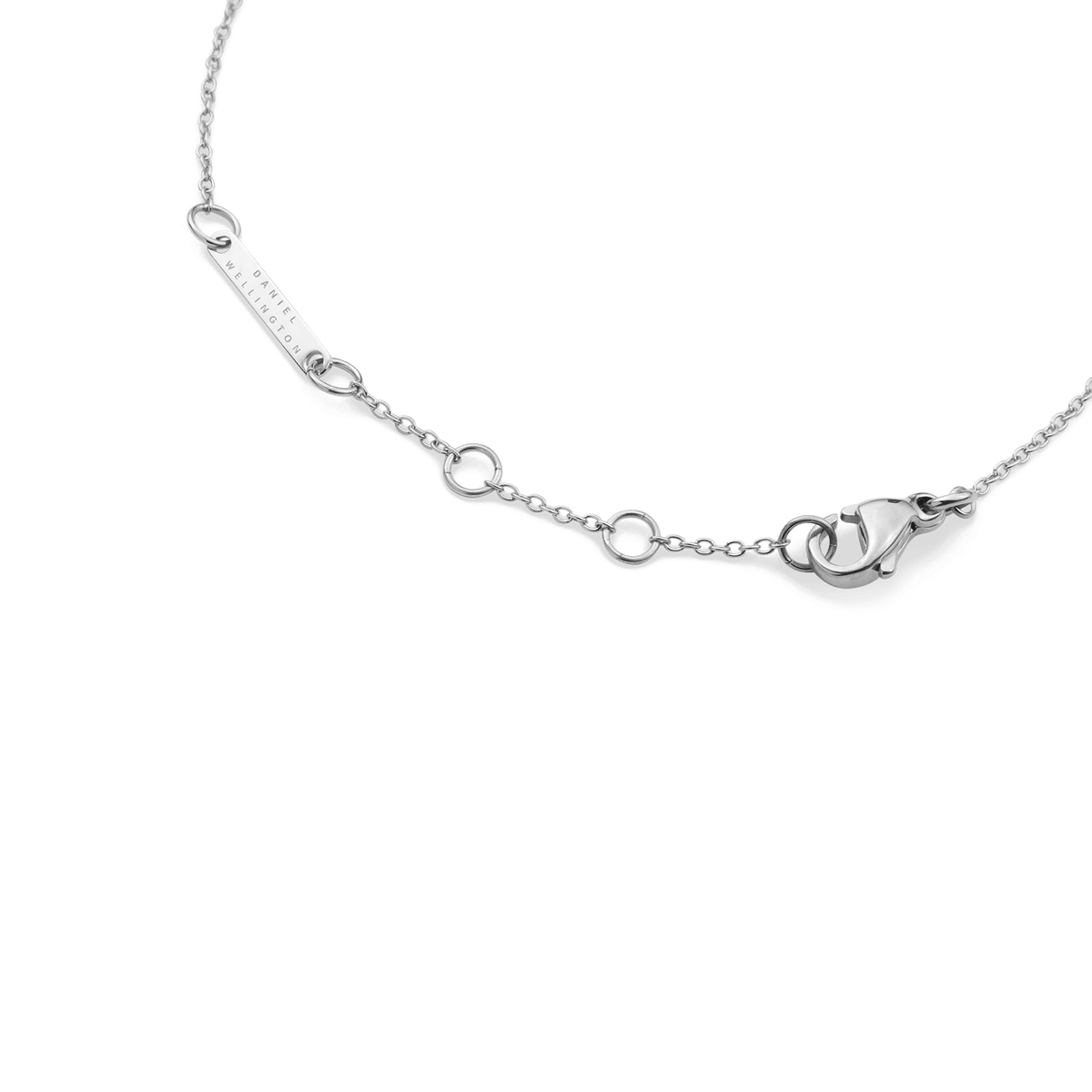 Crystal Zodiac Chain Bracelet Silverのクラスプ部分を拡大した画像です。Daniel Wellingtonのロゴが刻印されたシルバープレートと、アジャスターリング、ロブスタークラスプの細部まで丁寧に仕上げられた様子がご覧いただけます。