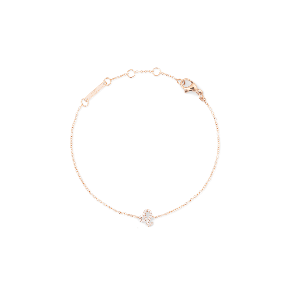 ローズゴールドの繊細なチェーンが特徴のCrystal Zodiac Chain Braceletに、しし座のクリスタルチャームがあしらわれた全体像です。白い背景の上でブレスレットを広げ、ブランド刻印入りのアジャスタープレートやロブスタークラスプのディテールが確認できます。