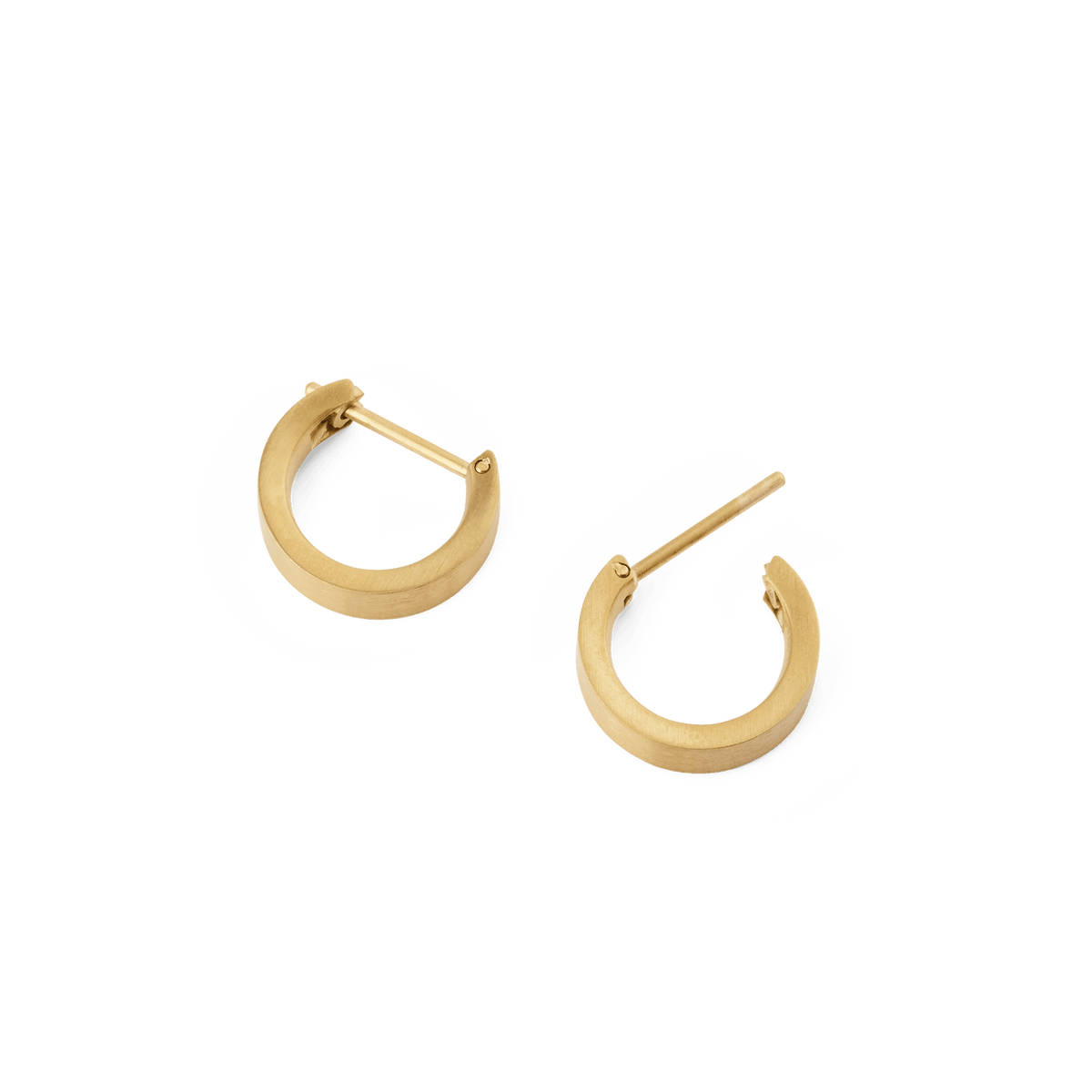 ラインピアス Brushed Gold 3.5mmのペアを白背景で撮影した画像です。ラッチバック部分を開いた状態で、ブラッシュド加工によるマットなゴールドの質感と、小ぶりなフープの厚みがご覧いただけます。