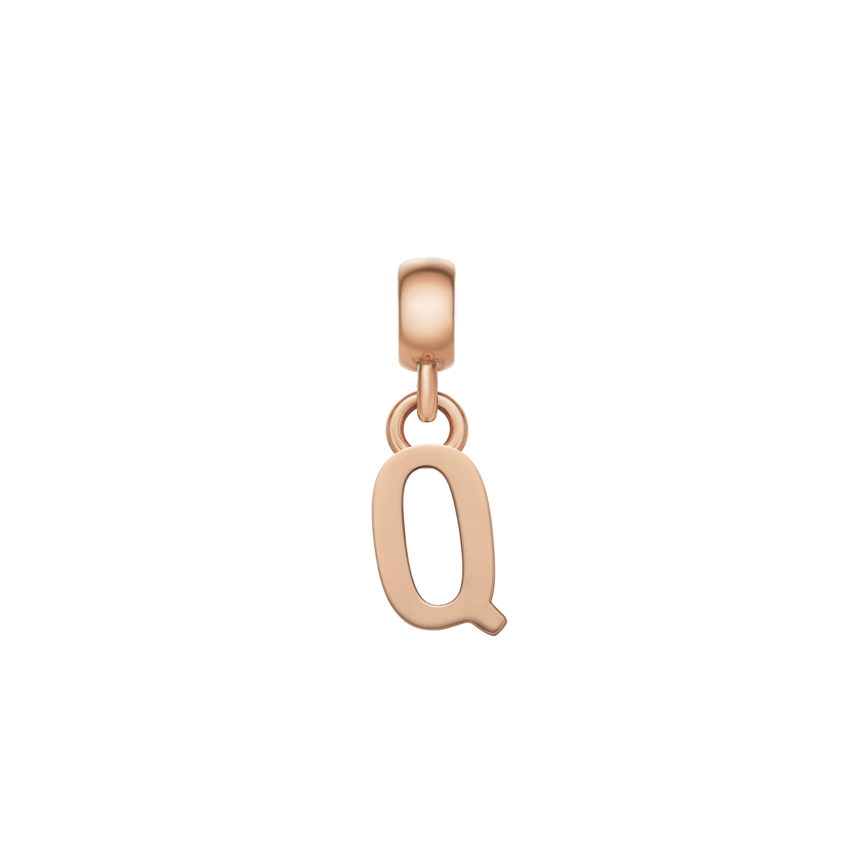 ダニエルウェリントンのレターチャーム「Q」。右下に伸びる小さなテールが印象的なシルエットと、上品なローズゴールドの輝きが魅力のイニシャルチャームです。