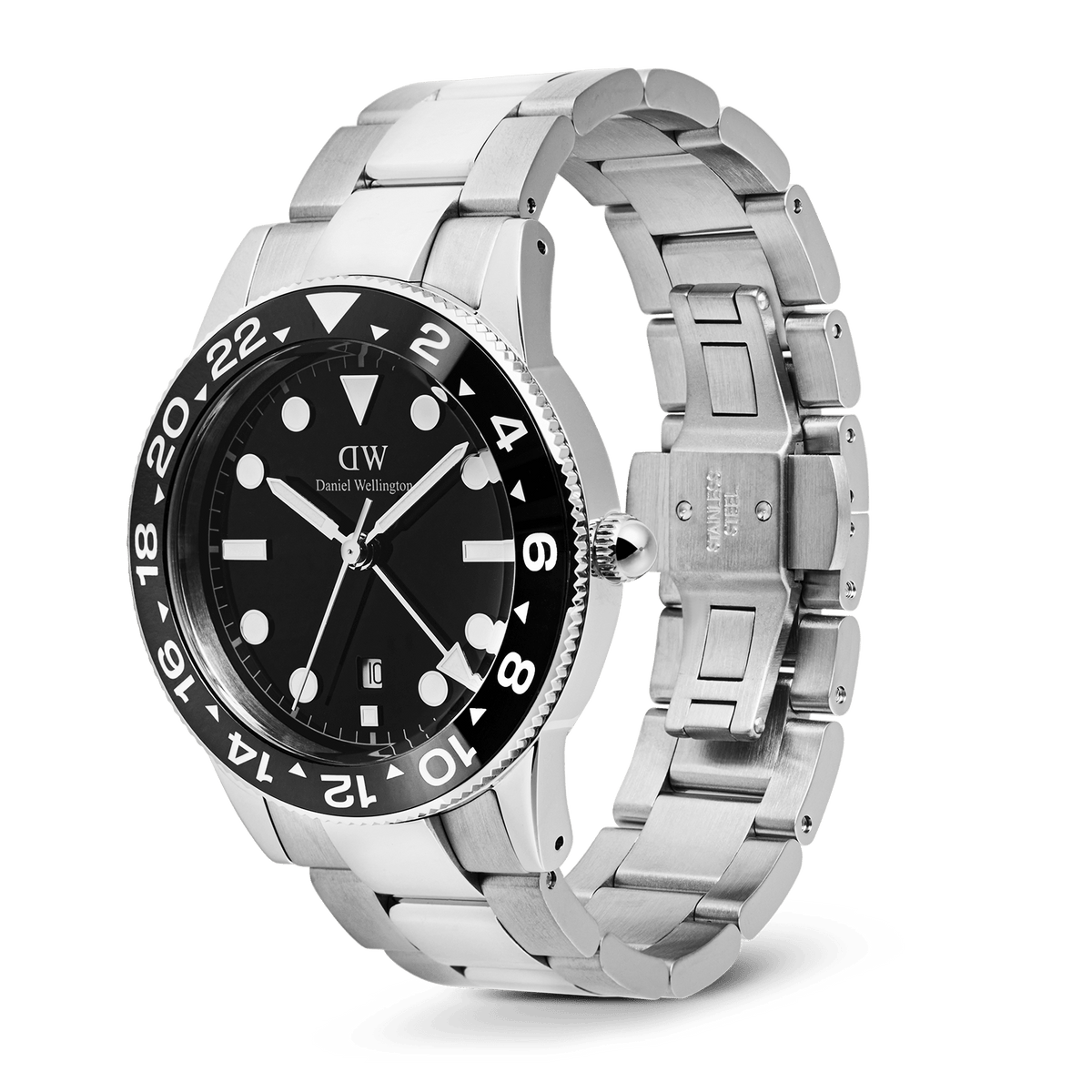 Iconic GMT Link Black Ceramic Bezel Silverを斜め横から撮影した画像です。シルバーのステンレススチール製リンクブレスレットのバタフライバックル部分が見える角度で、ブラッシュ仕上げのリンクや「STAINLESS STEEL」の刻印が確認できます。ブラックセラミックベゼルとブラック文字盤、丸みを帯びたリューズのフォルムも収められています。