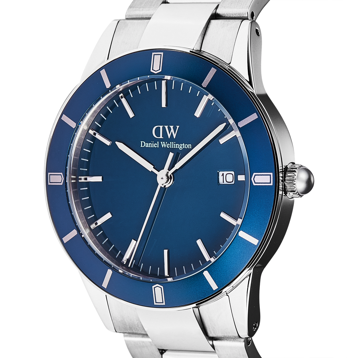 Iconic Paradigma Link Blue Enamel Silverの文字盤を正面からクローズアップした画像です。ベゼルからダイヤルにかけて途切れることなく広がる、深みのあるブルーエナメルの色合いと、シルバーのバーインデックスや針のコントラストが美しく際立ちます。3時位置のデイト窓やローレット加工のリューズもはっきりと確認できます。